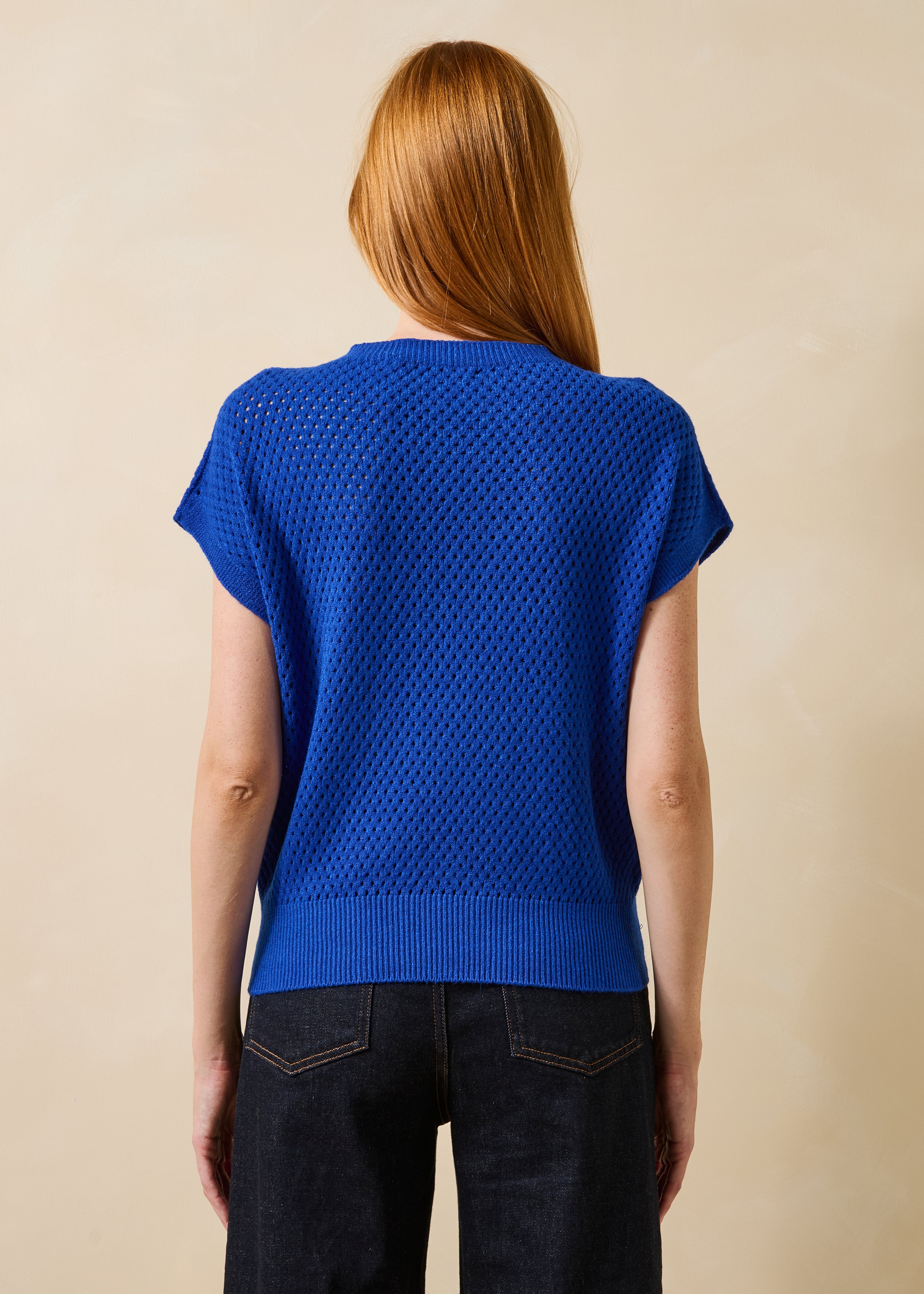Pull bleu roi à manches courtes avec encolure ronde