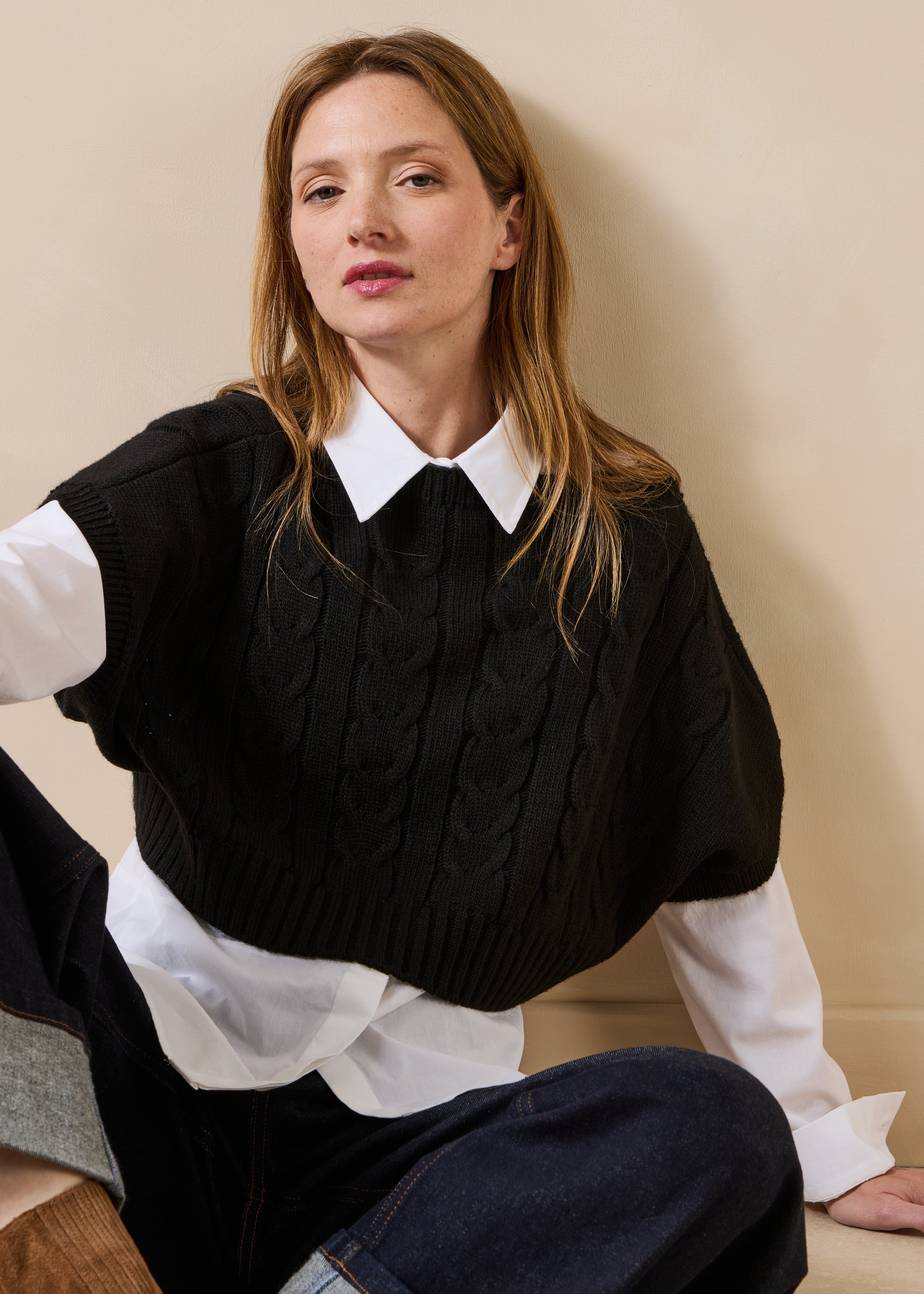 Pull court noir sans manches