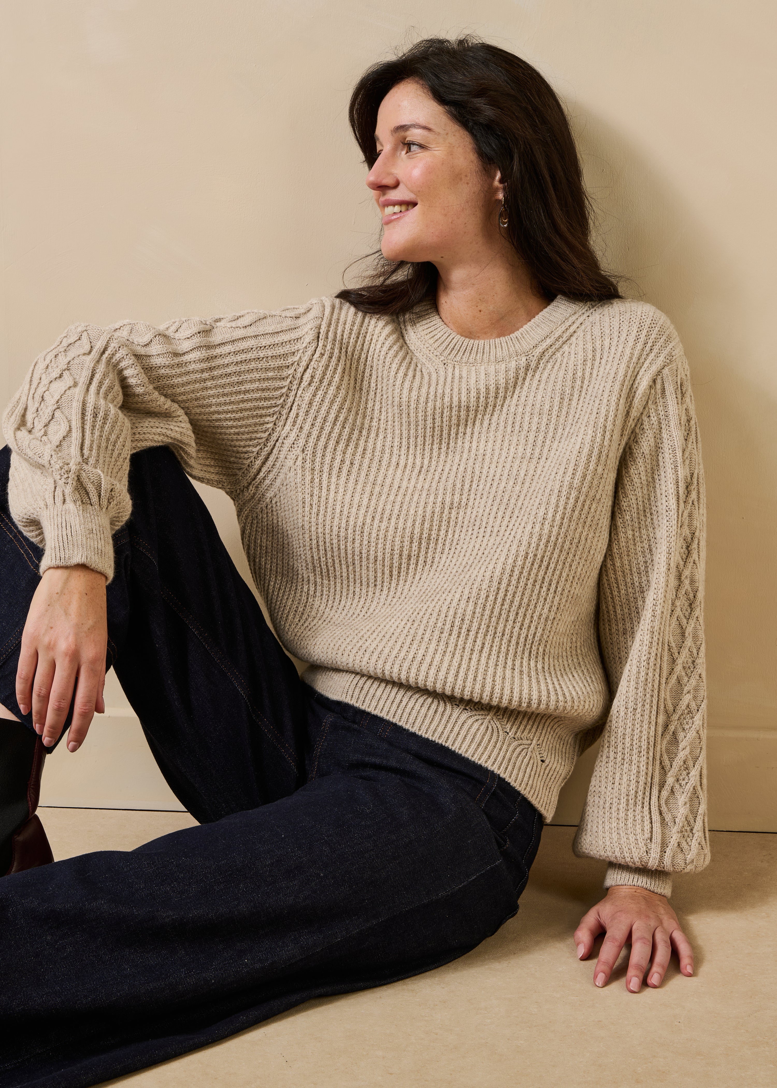 Maglione beige a maniche lunghe con scollo rotondo