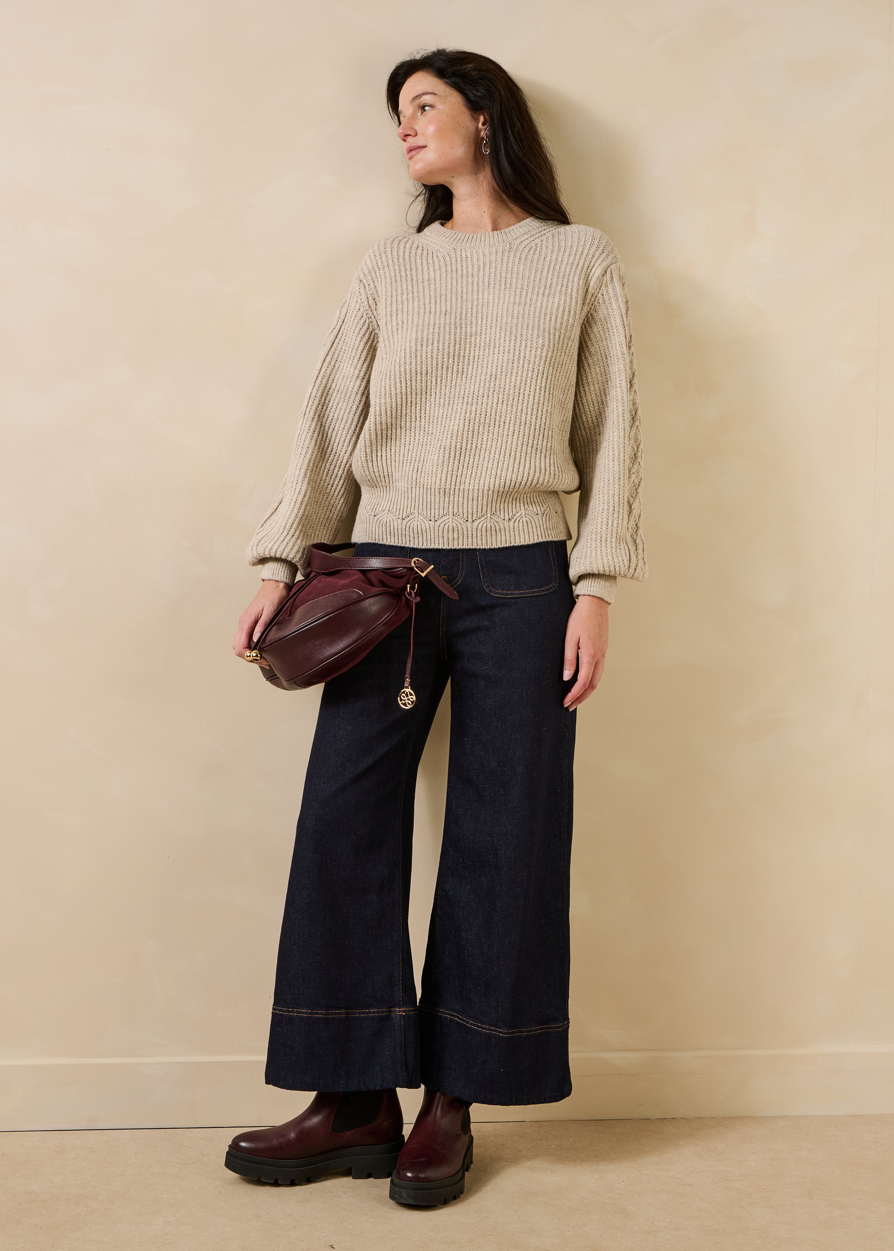 Maglione beige a maniche lunghe con scollo rotondo