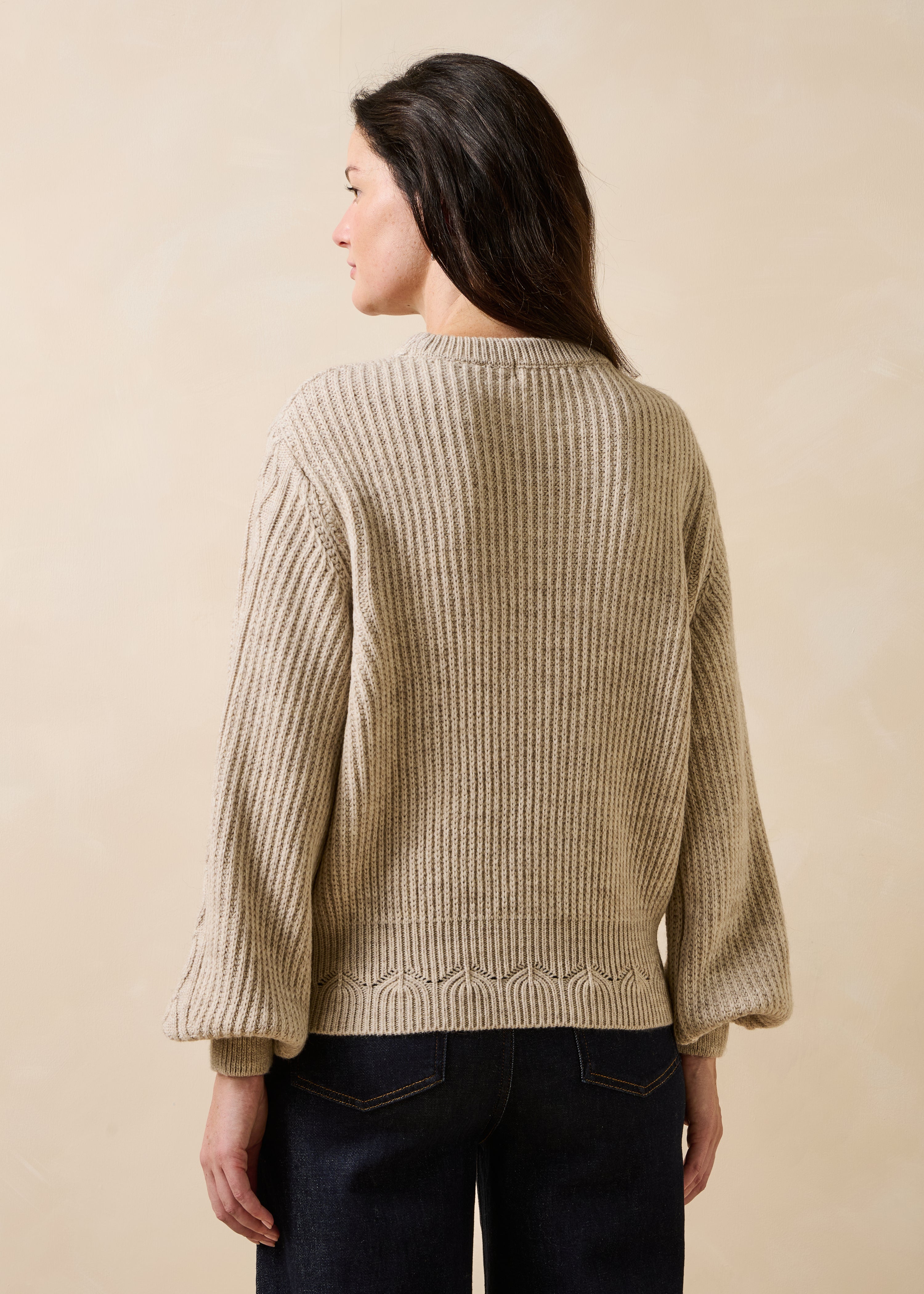 Maglione beige a maniche lunghe con scollo rotondo