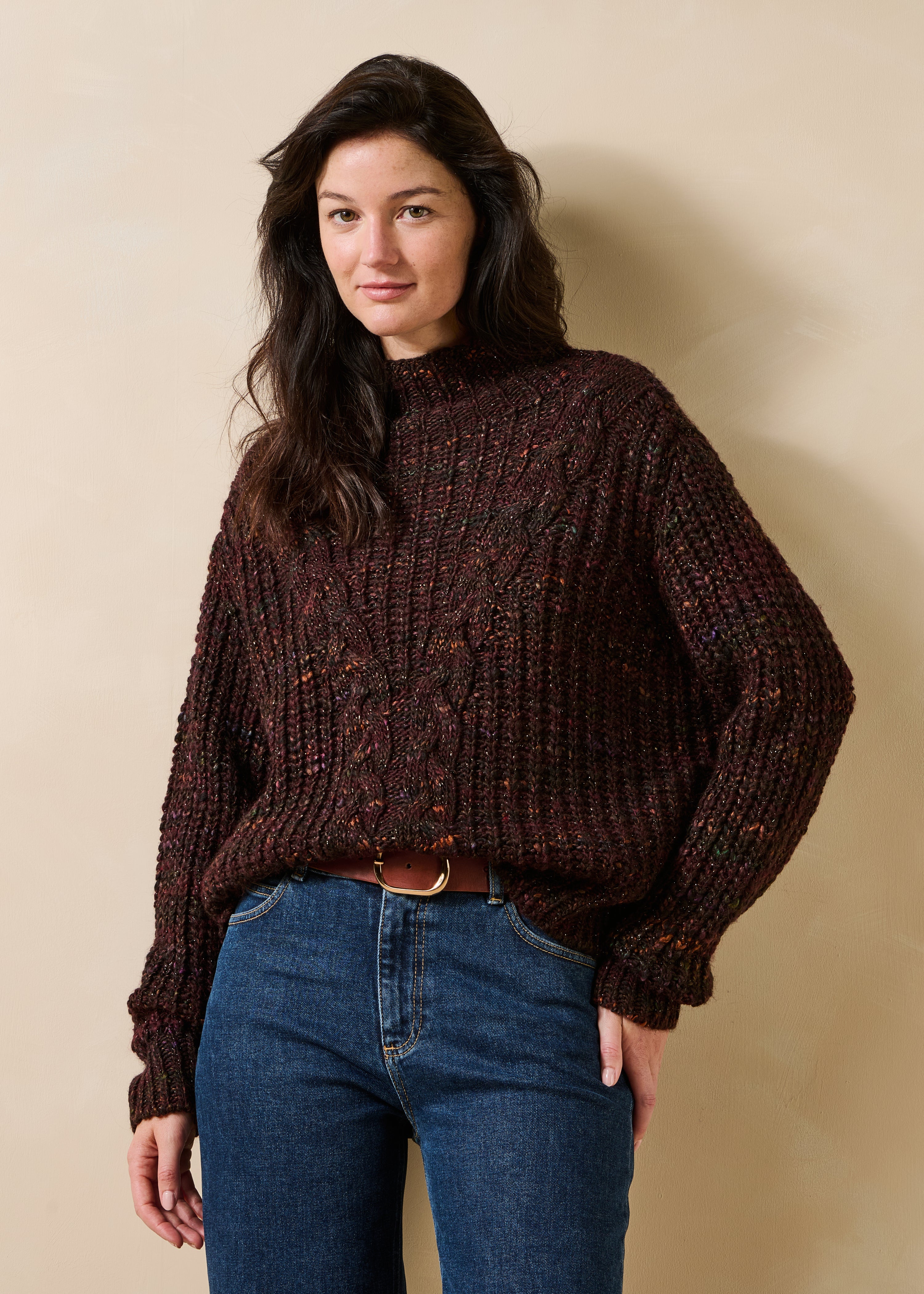 Maglione marrone a maniche lunghe con collo alto e trecce