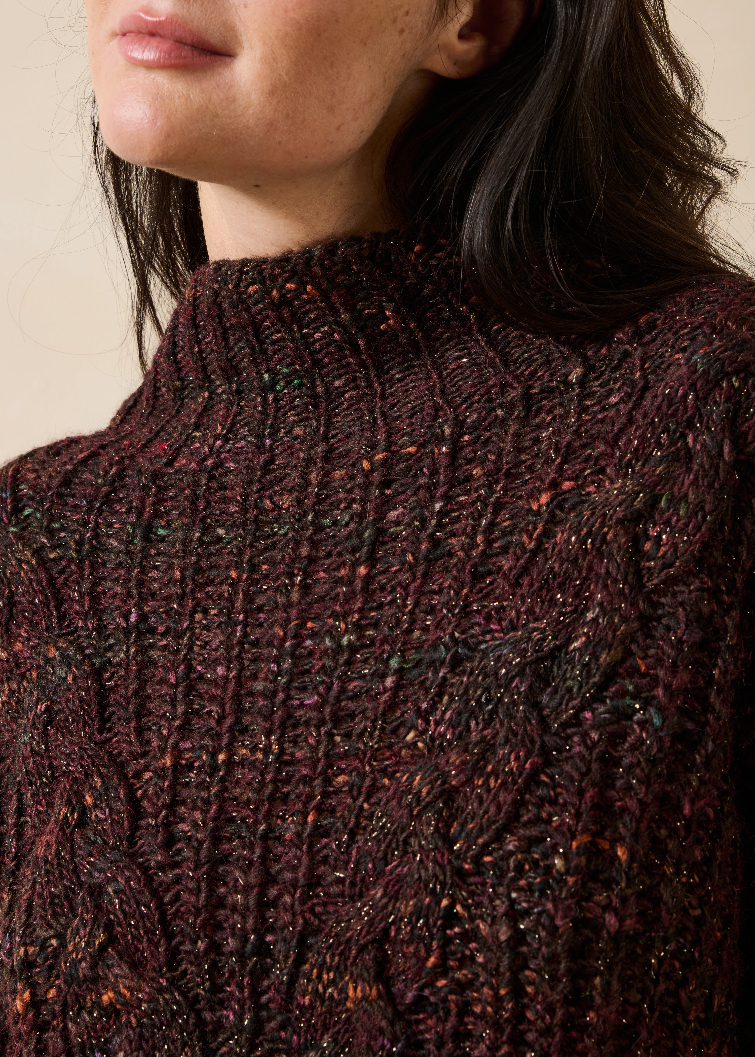 Maglione marrone a maniche lunghe con collo alto e trecce