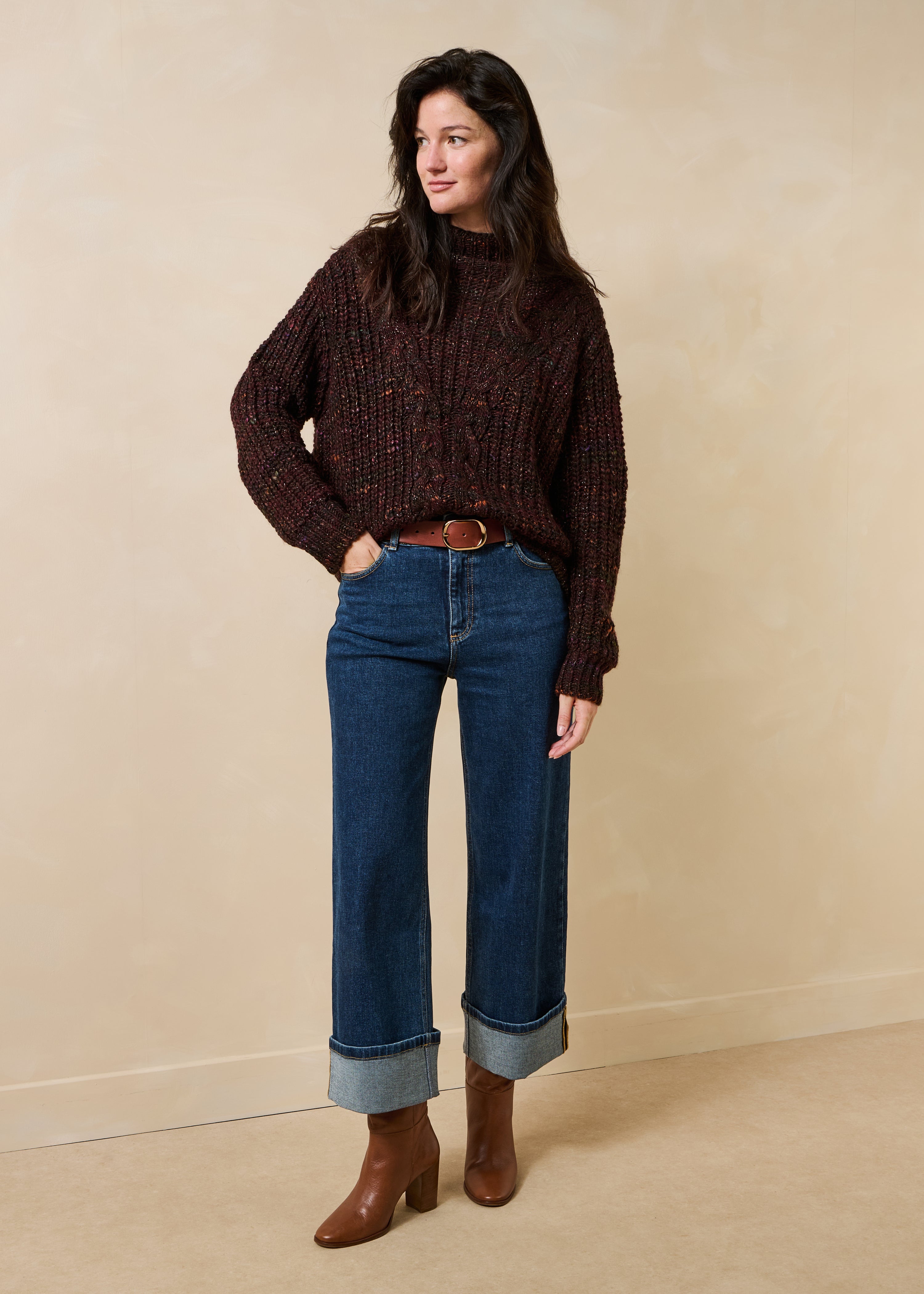 Maglione marrone a maniche lunghe con collo alto e trecce