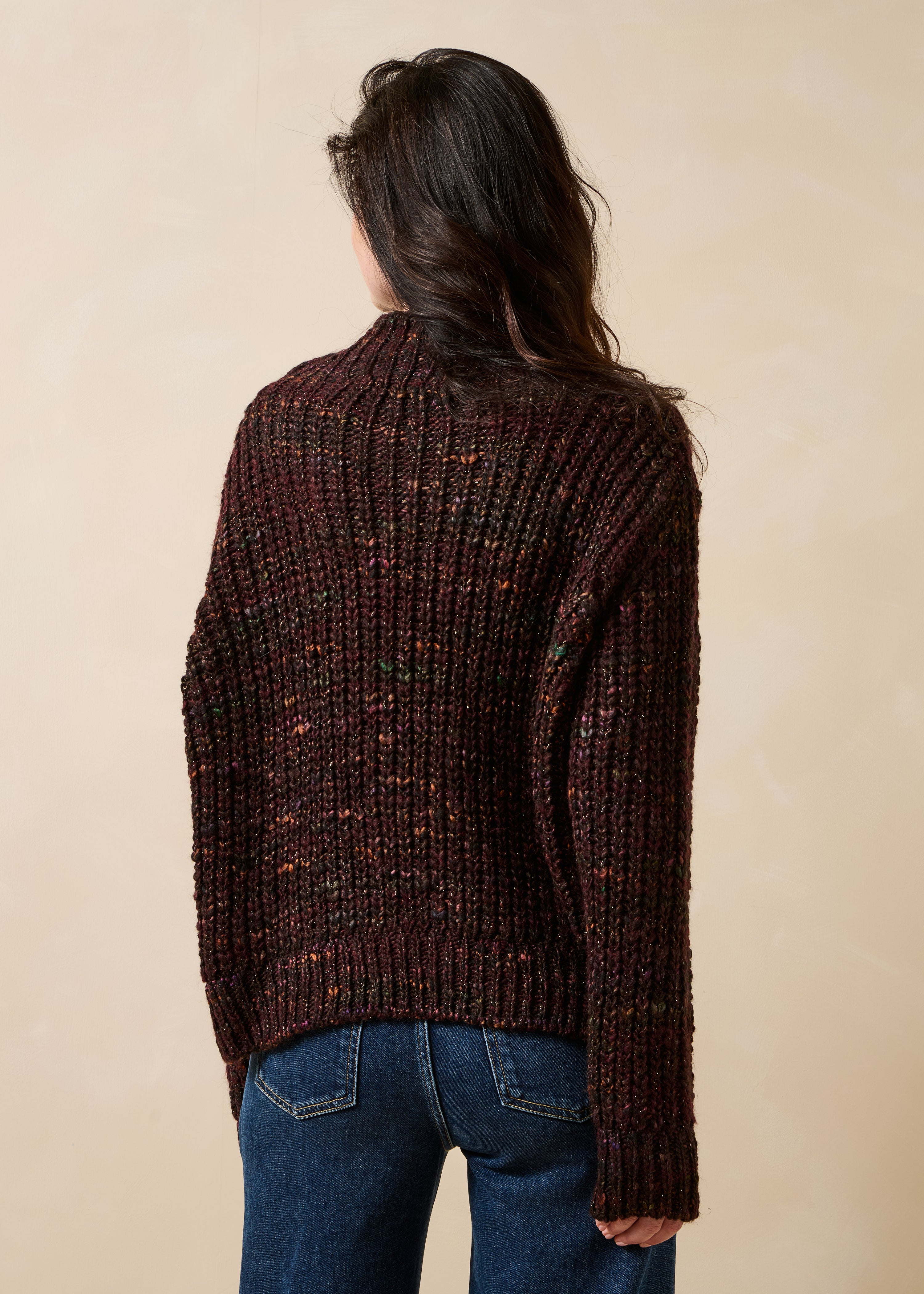 Maglione marrone a maniche lunghe con collo alto e trecce