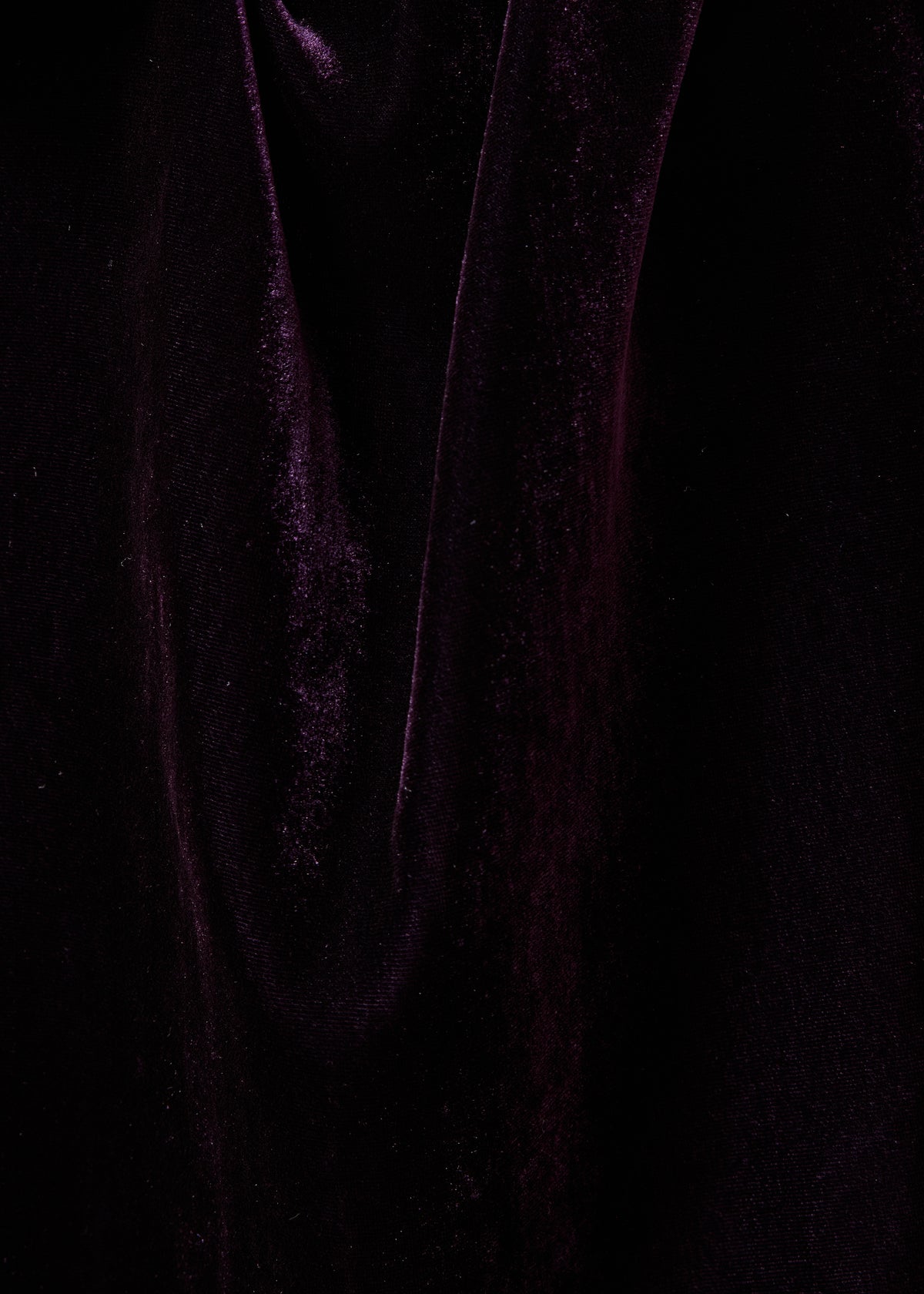 Vestido corto violeta de manga larga en terciopelo