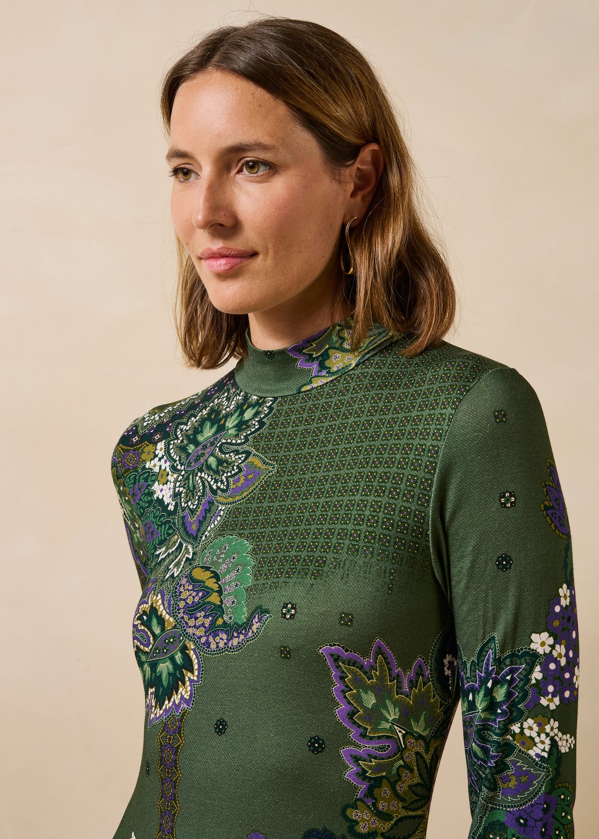 Langes grünes bedrucktes Kleid mit langen Ärmeln und Stehkragen