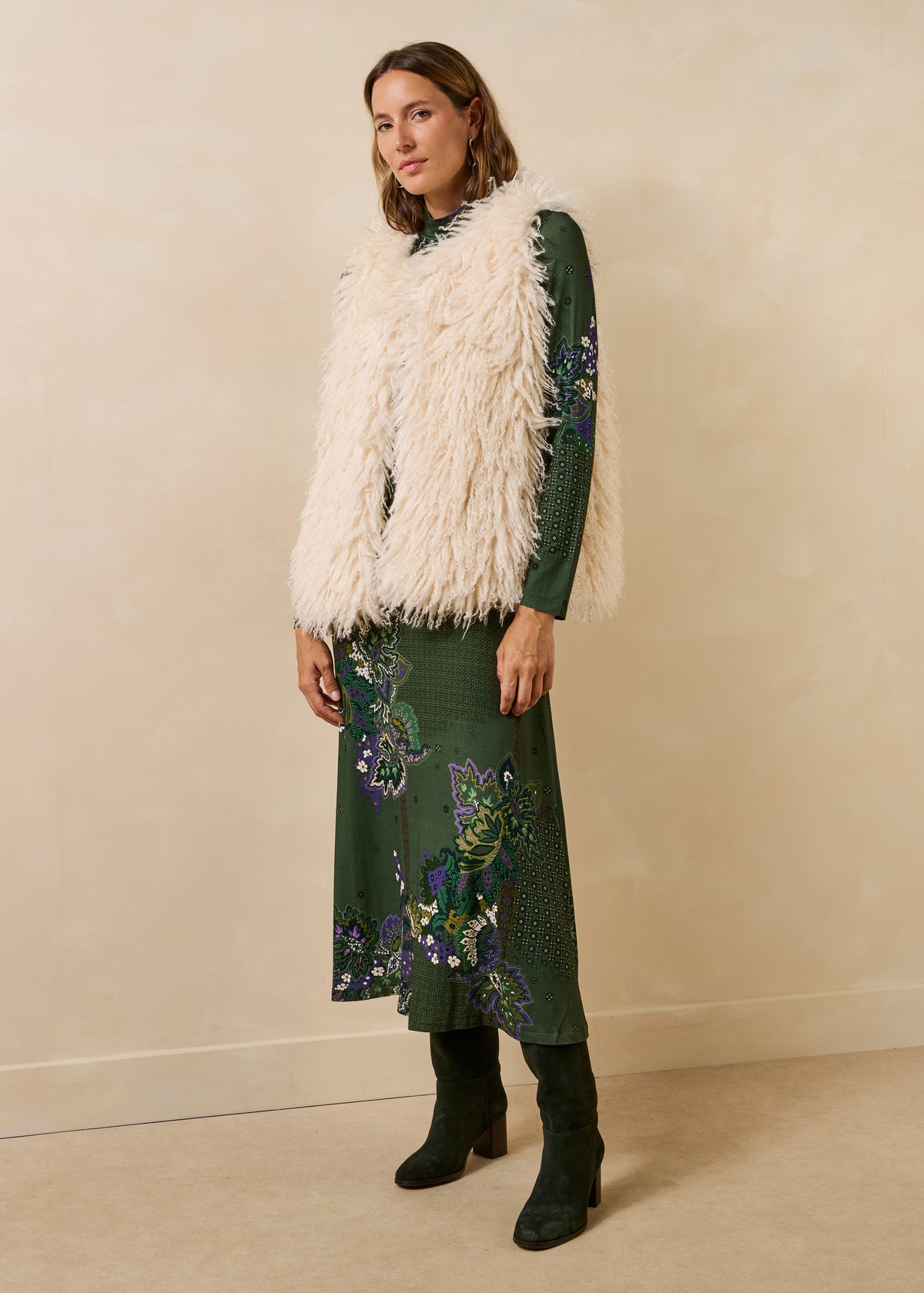 Langes grünes bedrucktes Kleid mit langen Ärmeln und Stehkragen