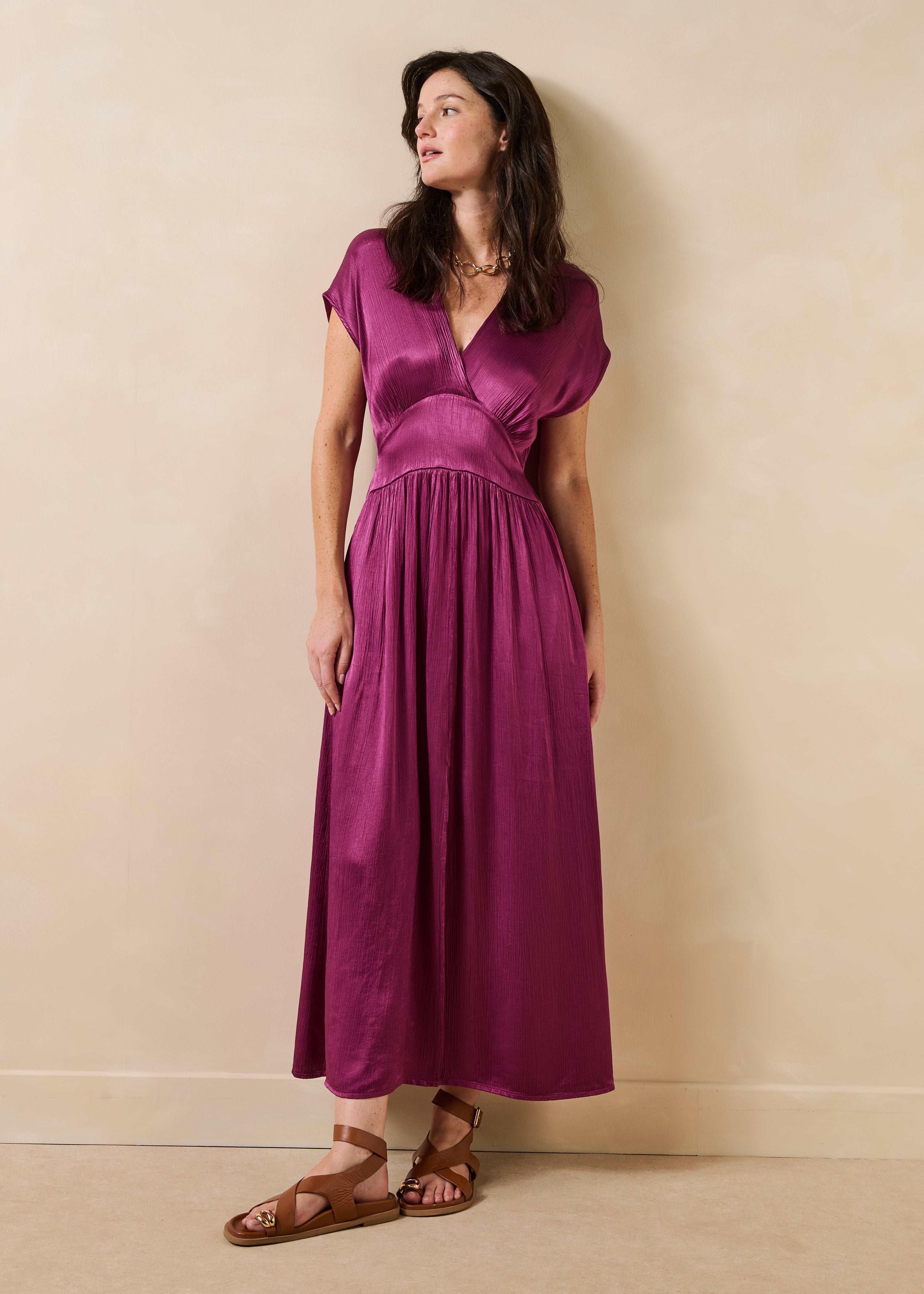 Robe longue violette manches courtes encolure V