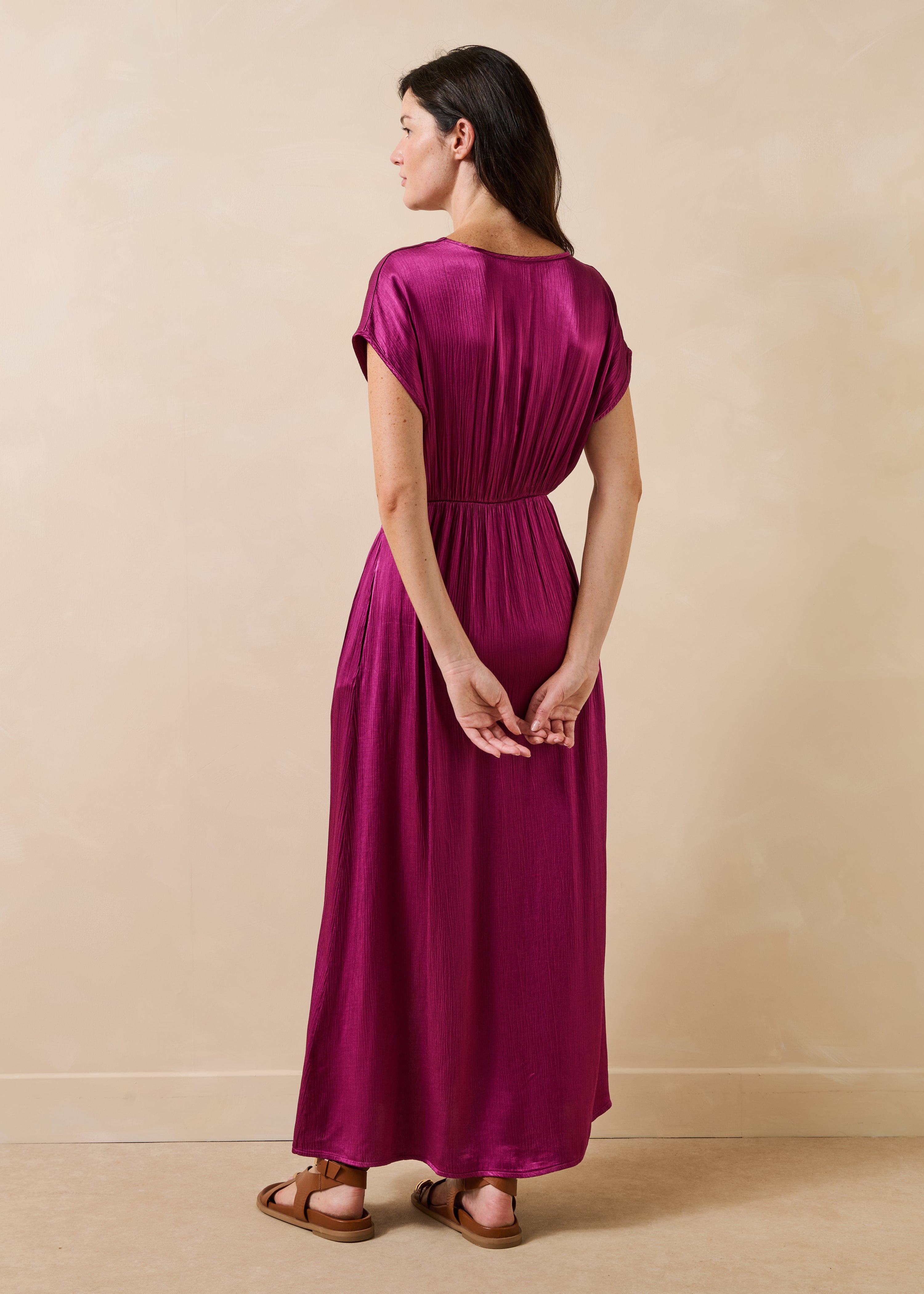 Robe longue violette manches courtes encolure V