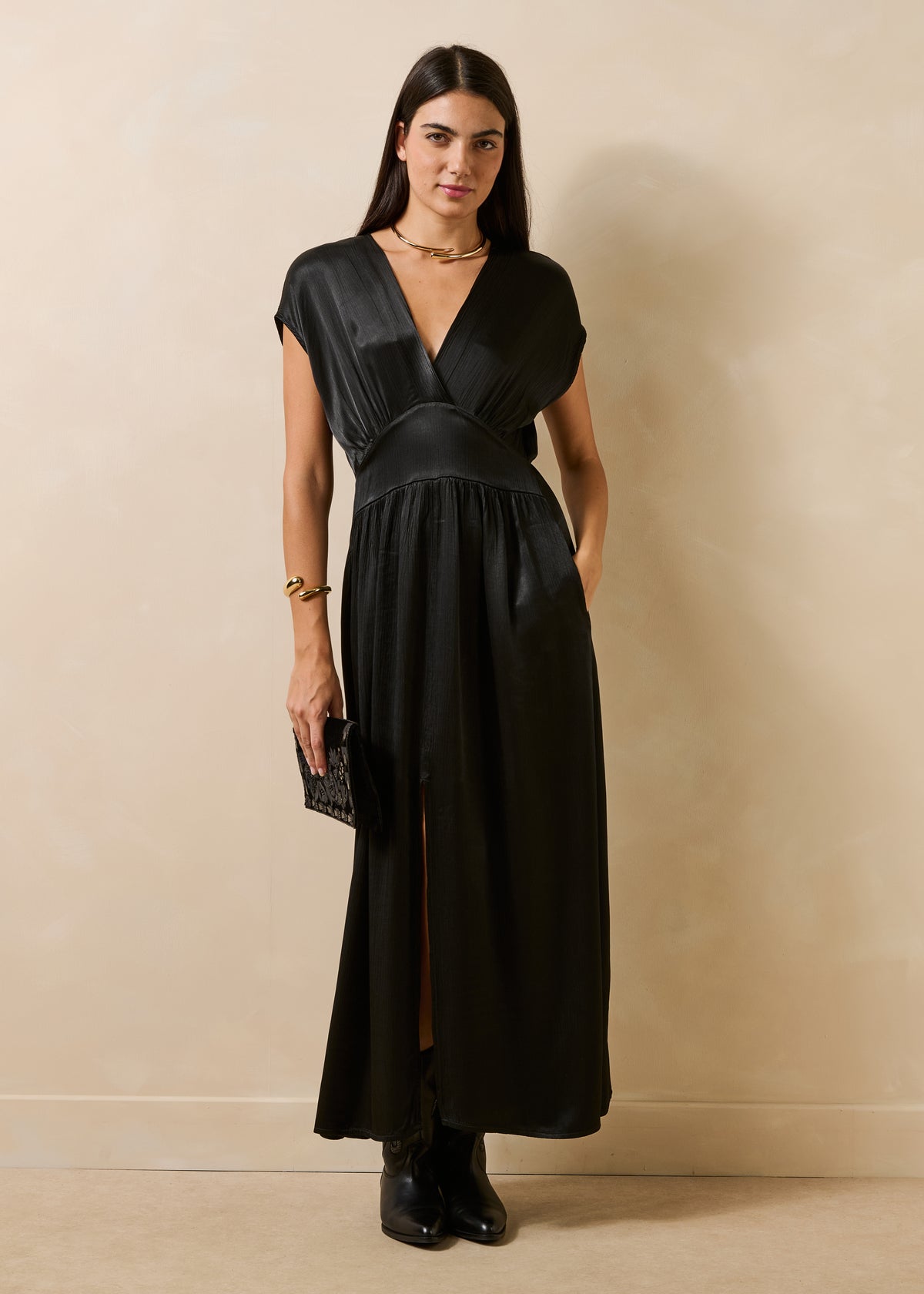 Abito lungo nero maniche corte scollo a V in satin