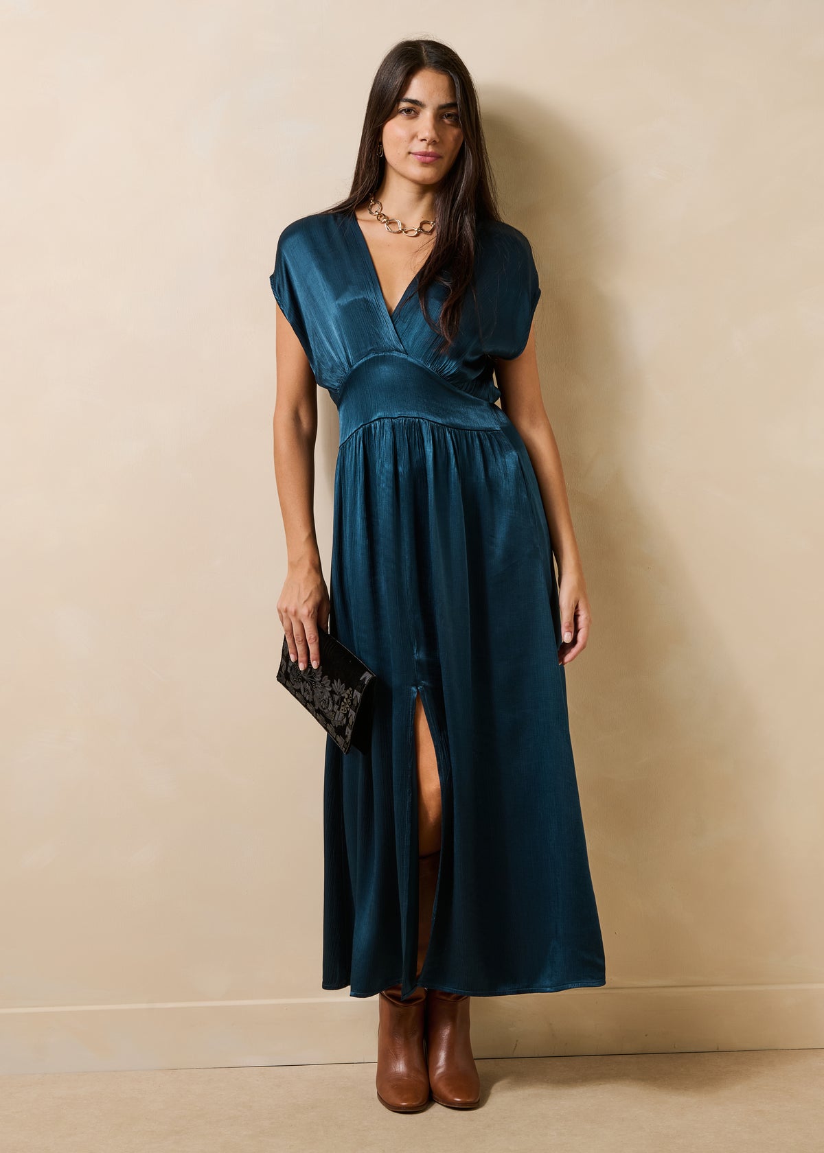 Vestido largo azul petróleo de manga corta con escote en V de satén