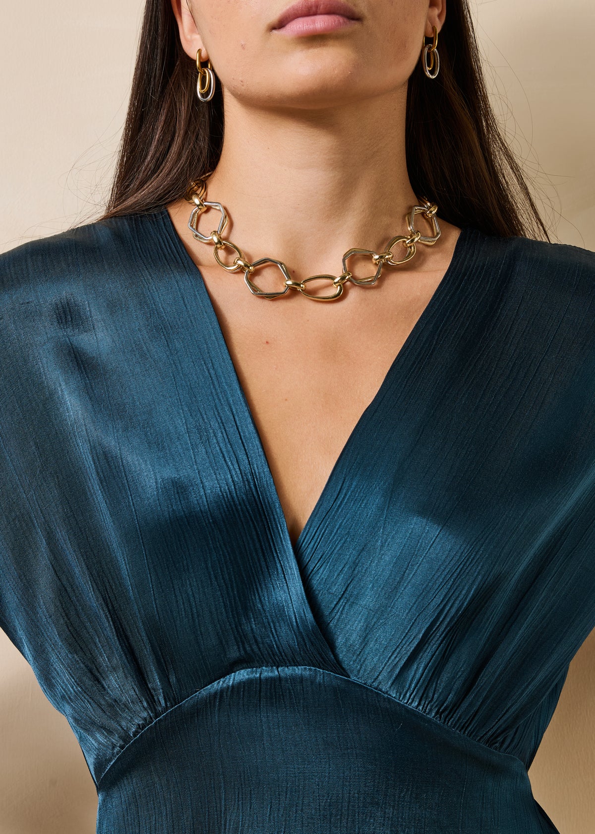 Vestido largo azul petróleo de manga corta con escote en V de satén