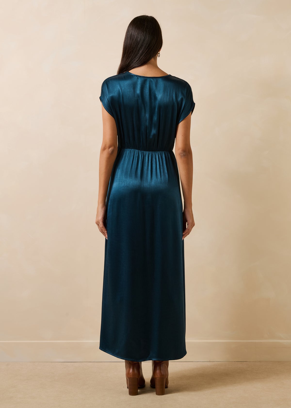 Vestido largo azul petróleo de manga corta con escote en V de satén