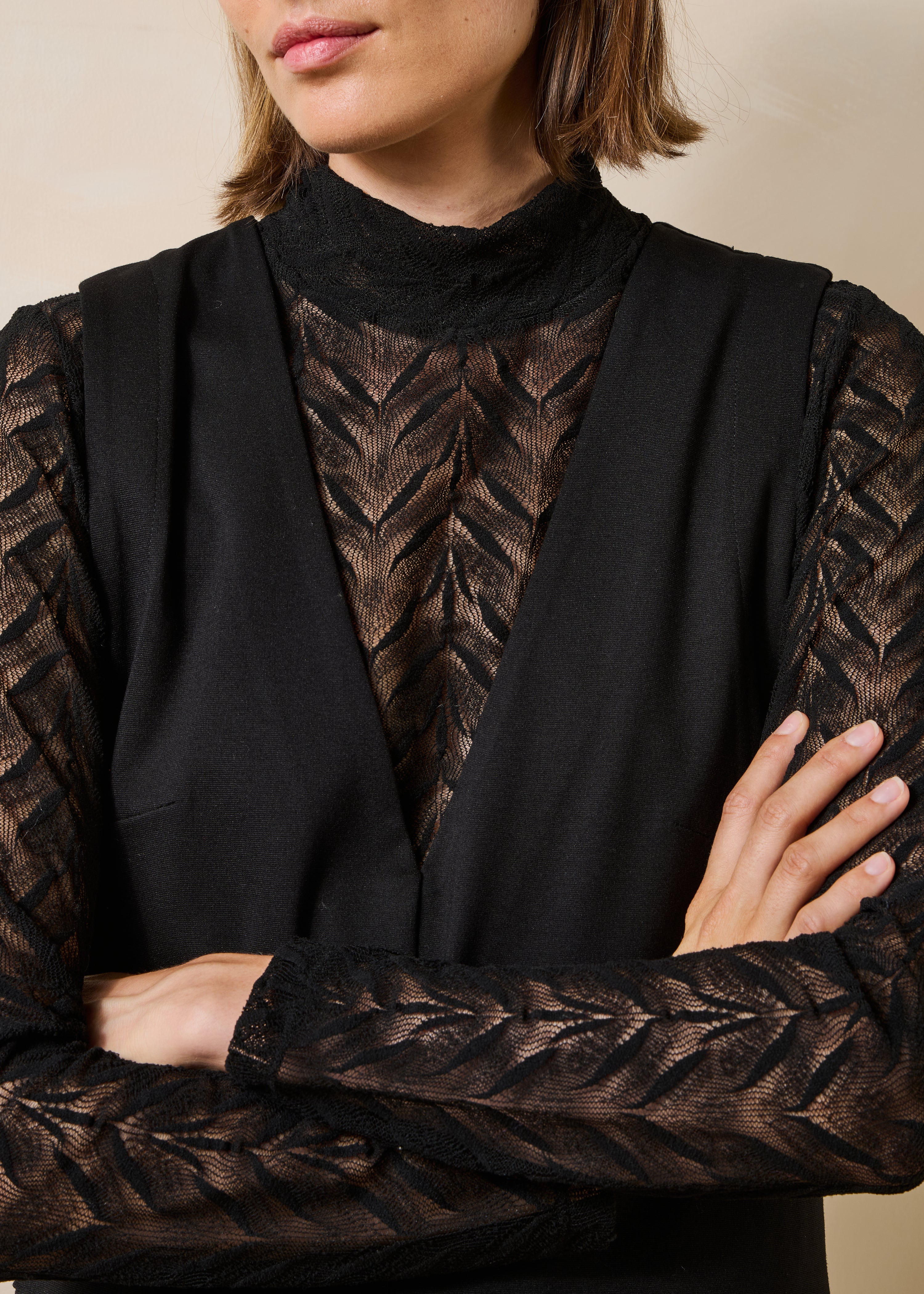 Robe chasuble courte noire sans manches en jersey milano