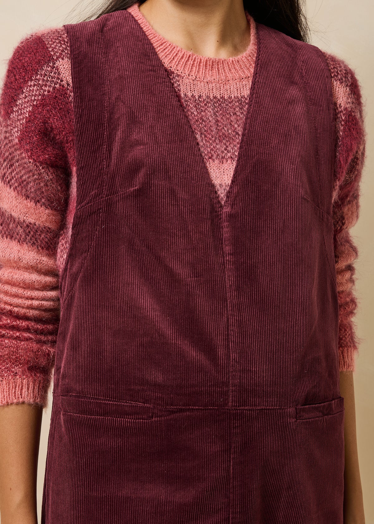 Vestido corto burdeos sin mangas con escote en V de terciopelo