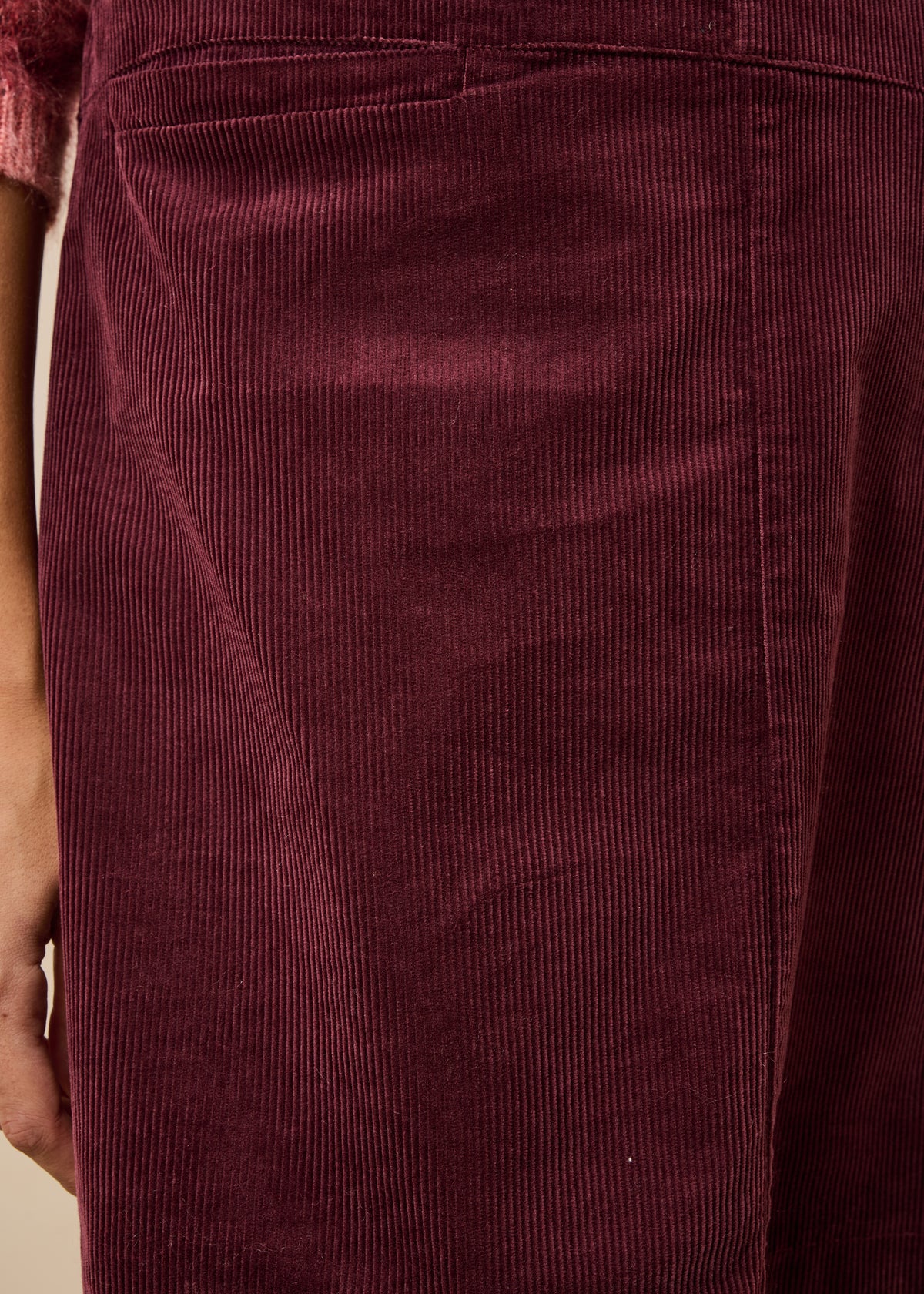 Vestido corto burdeos sin mangas con escote en V de terciopelo