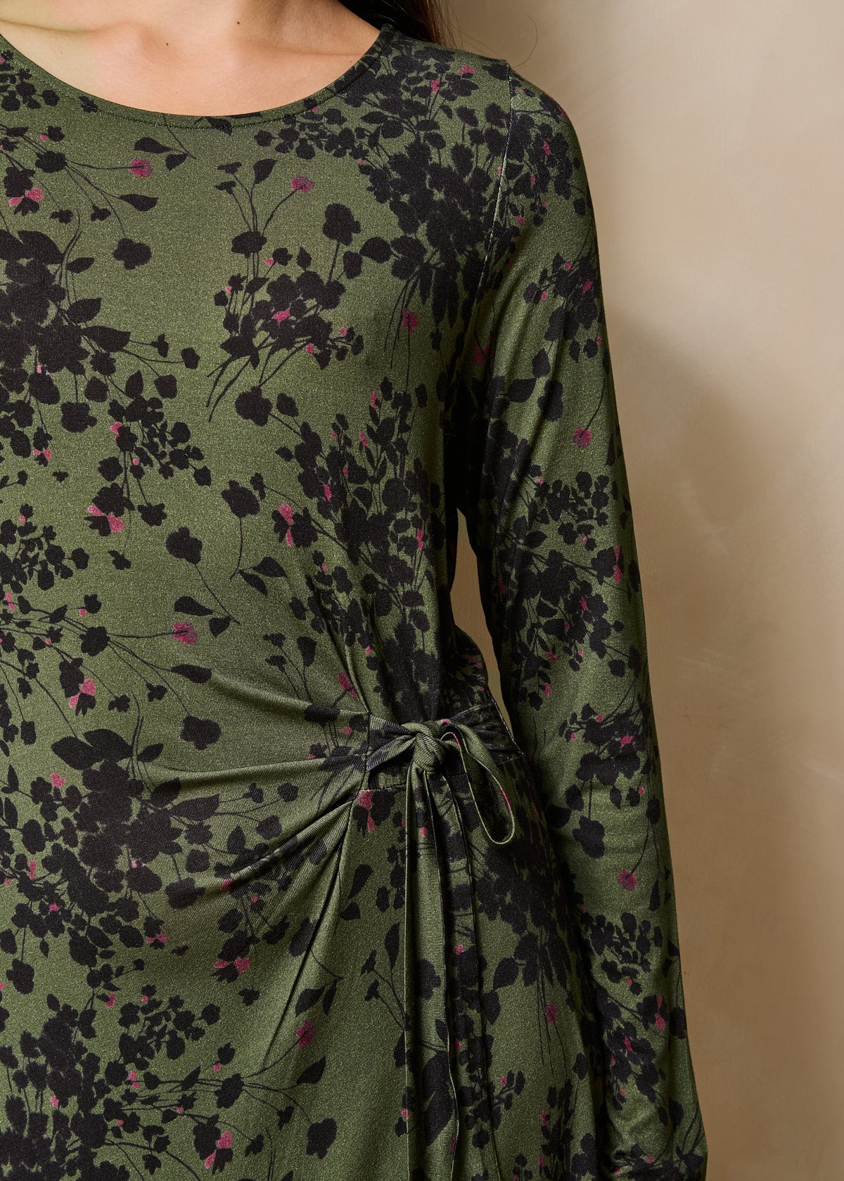 Khakifarbenes und schwarzes Kleid - Gacila