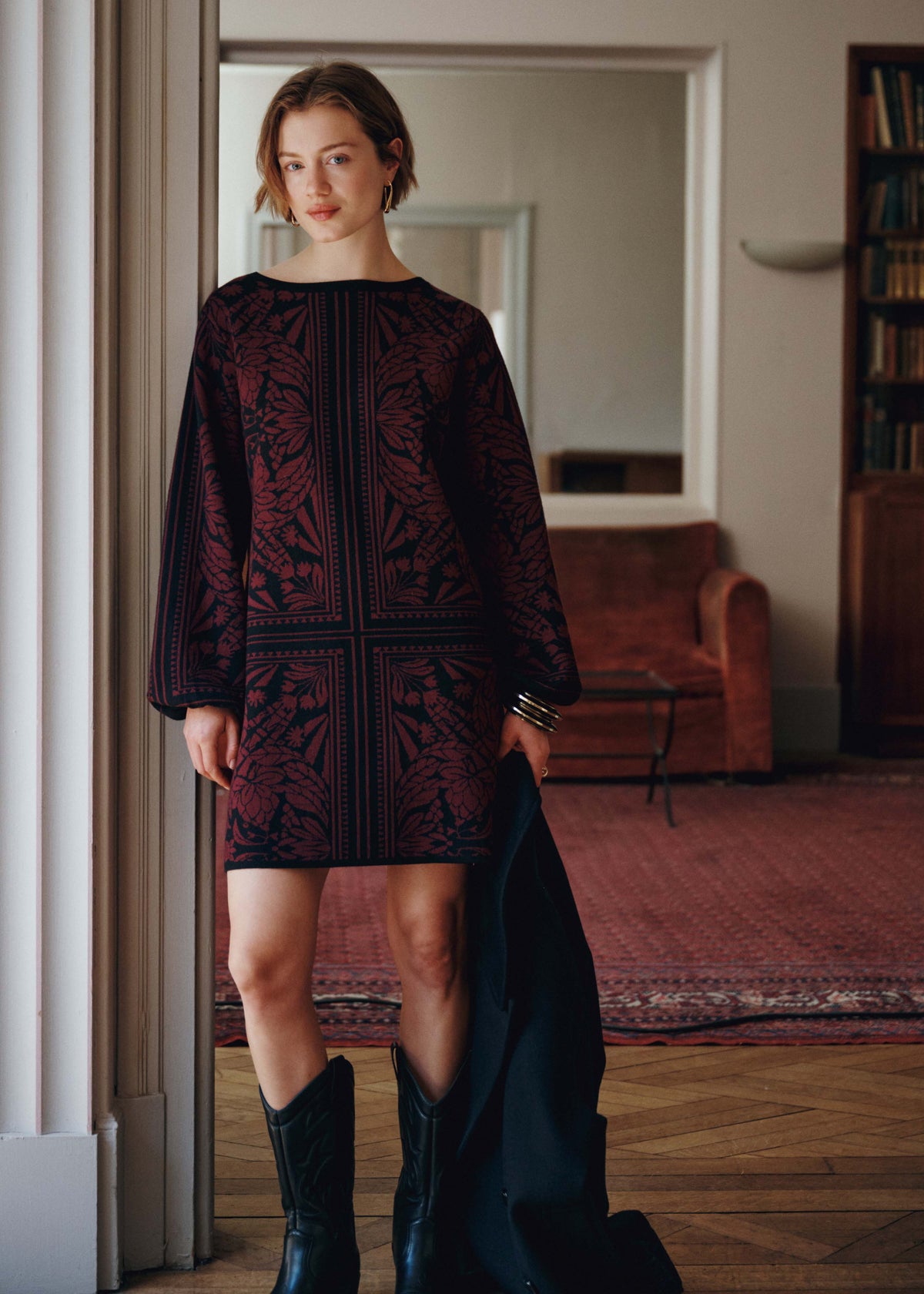 Korte jurk zwart en aubergine van jacquardbreisel