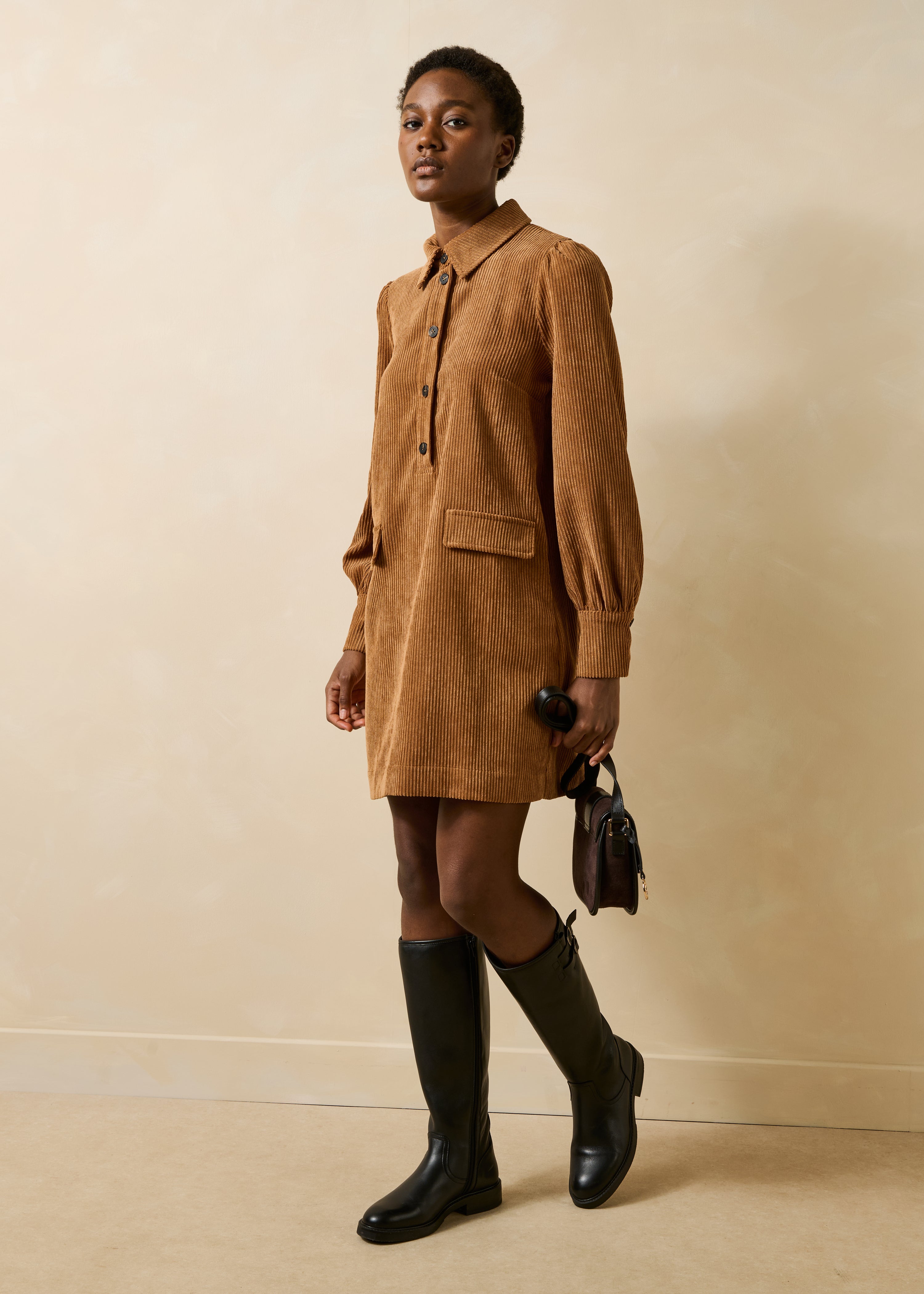 Robe chemise courte camel en velours côtelé