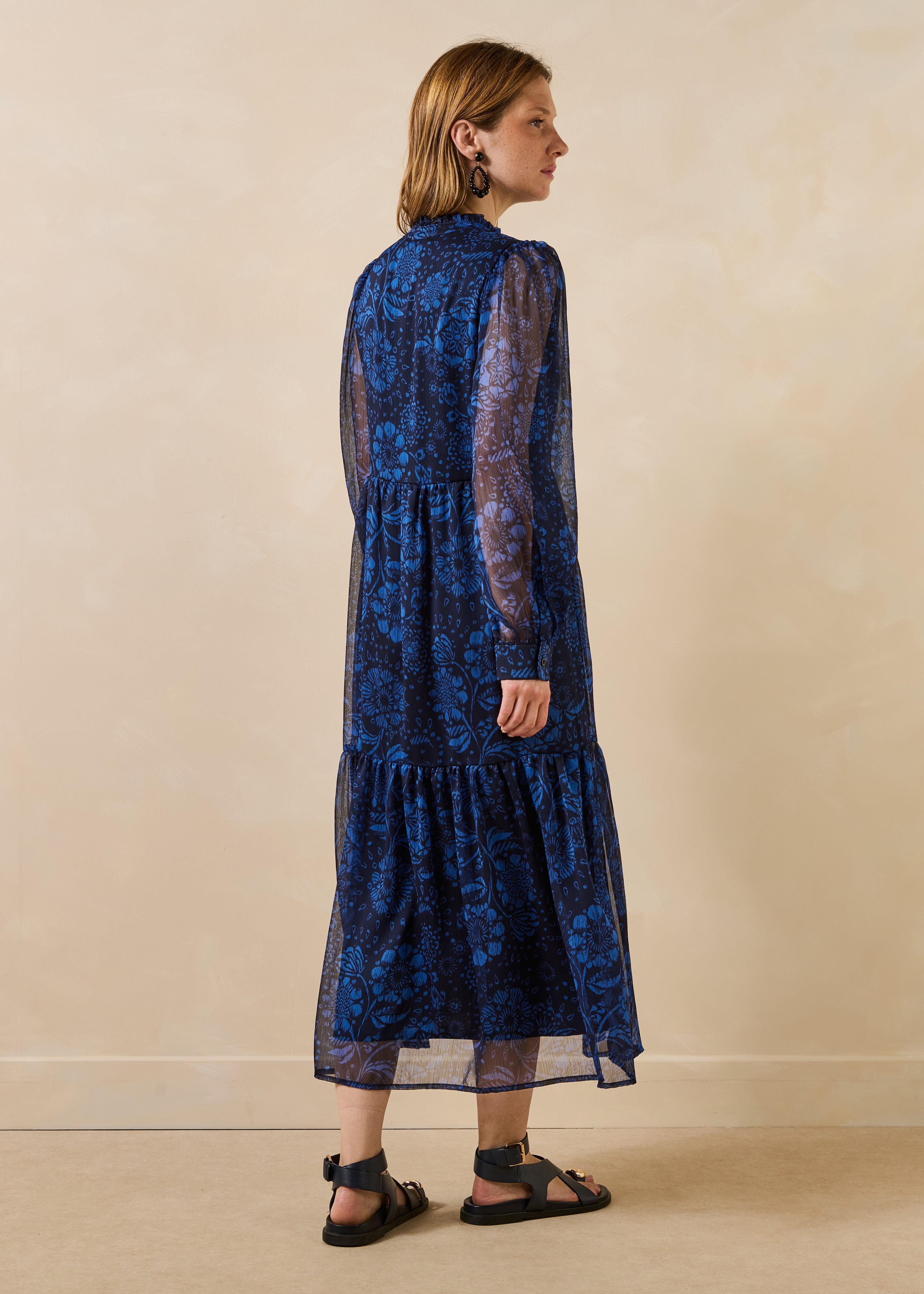 Vestido largo azul con estampado floral y mangas largas