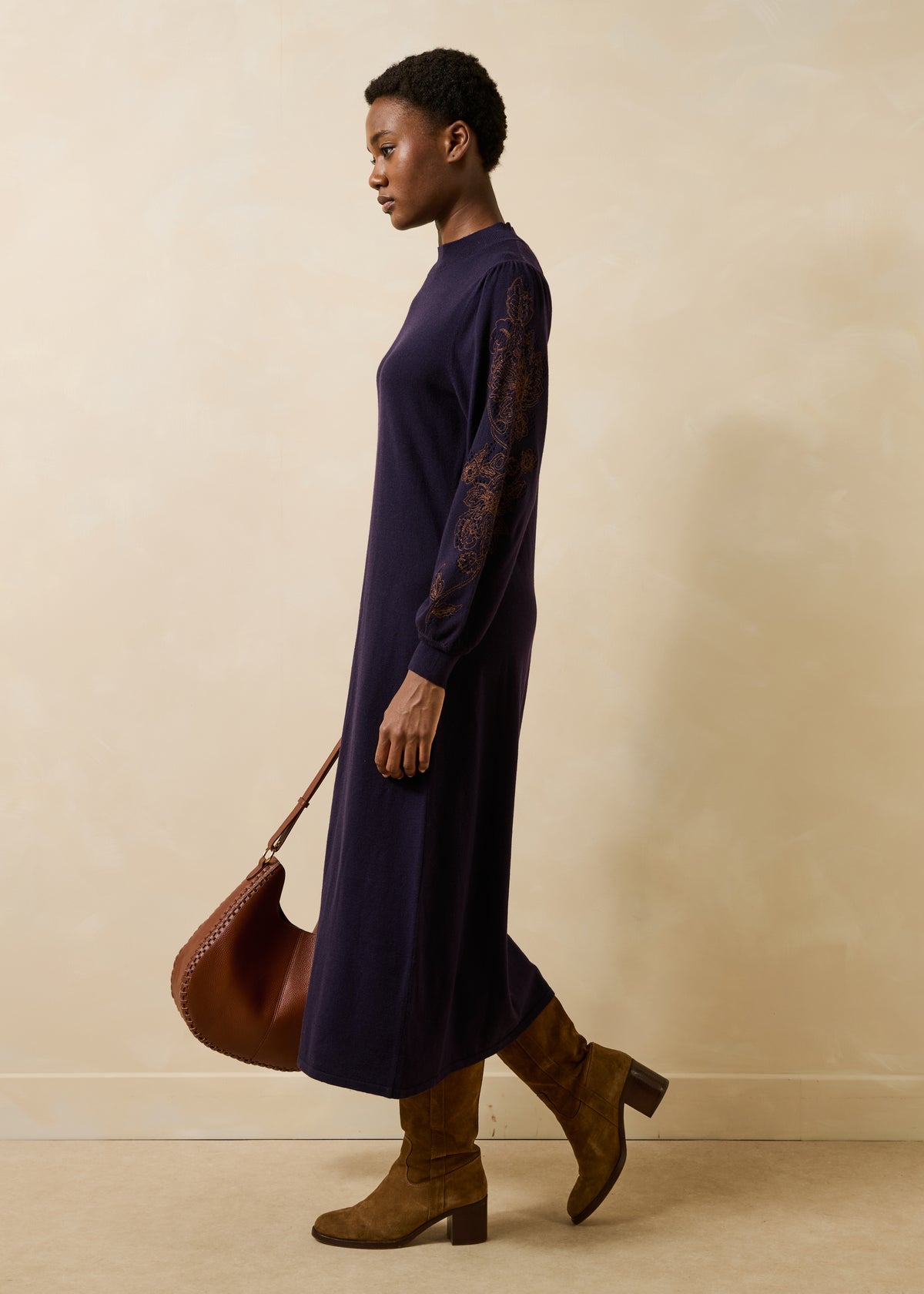 Vestido midi de punto violeta con bordado