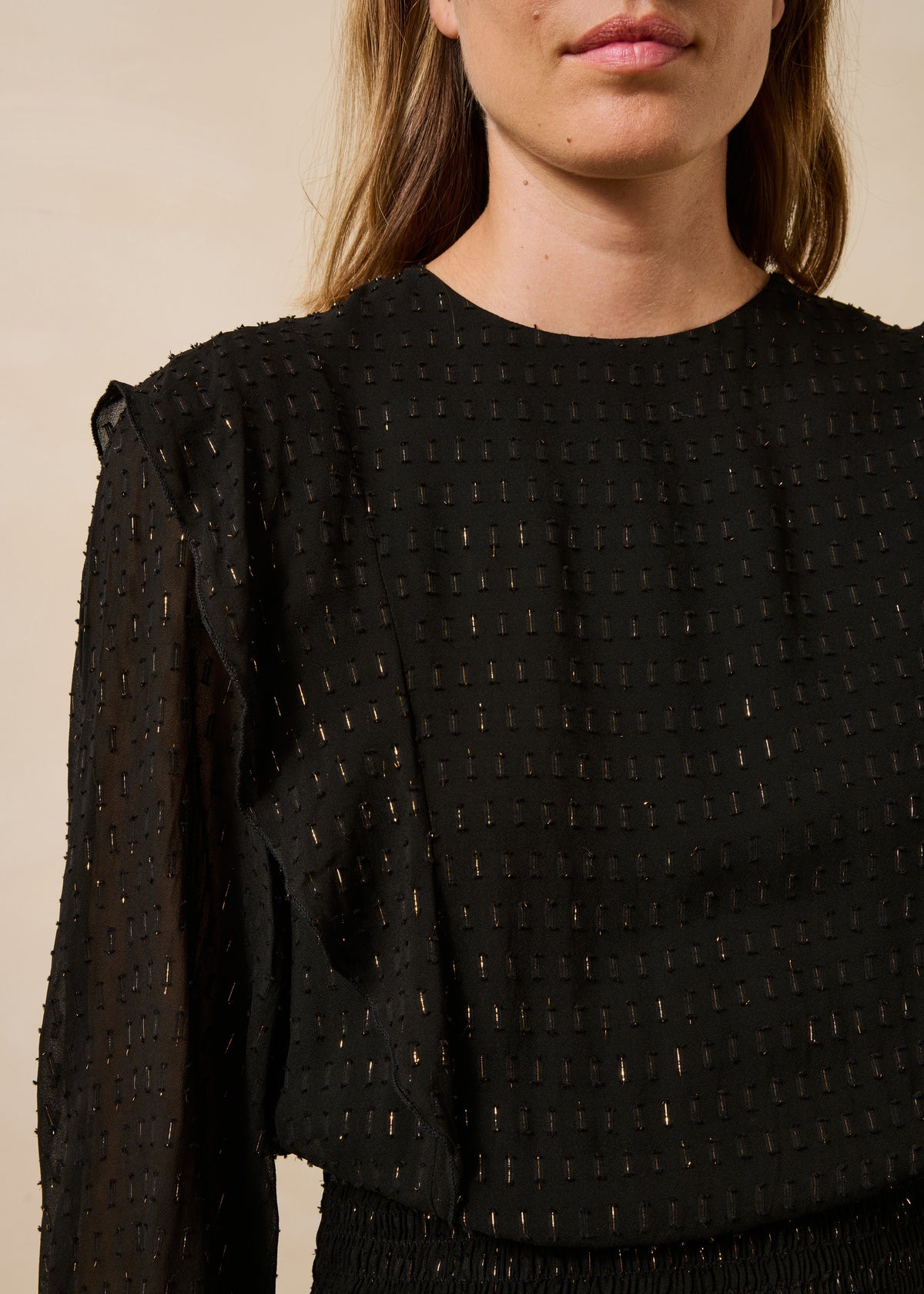 Kurzes schwarzes Kleid aus Voile mit langen Ärmeln und rundem Ausschnitt