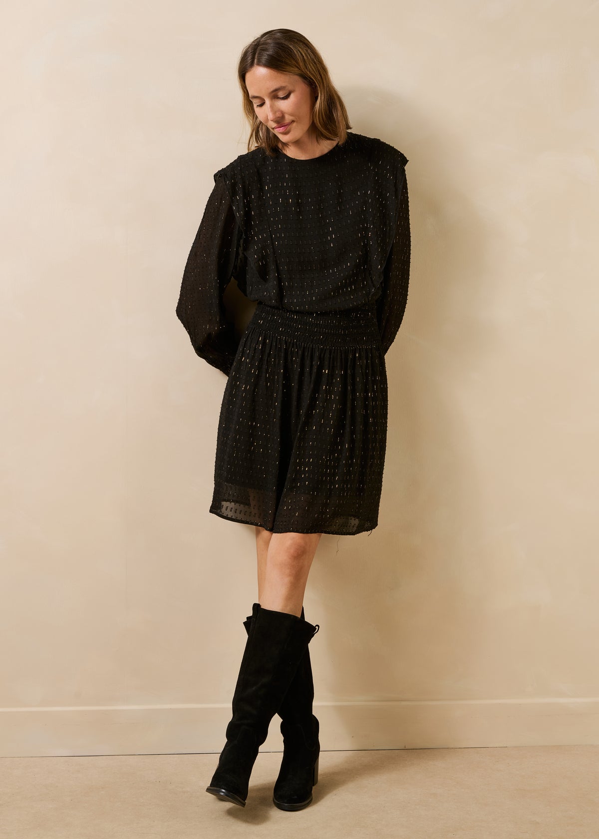 Kurzes schwarzes Kleid aus Voile mit langen Ärmeln und rundem Ausschnitt