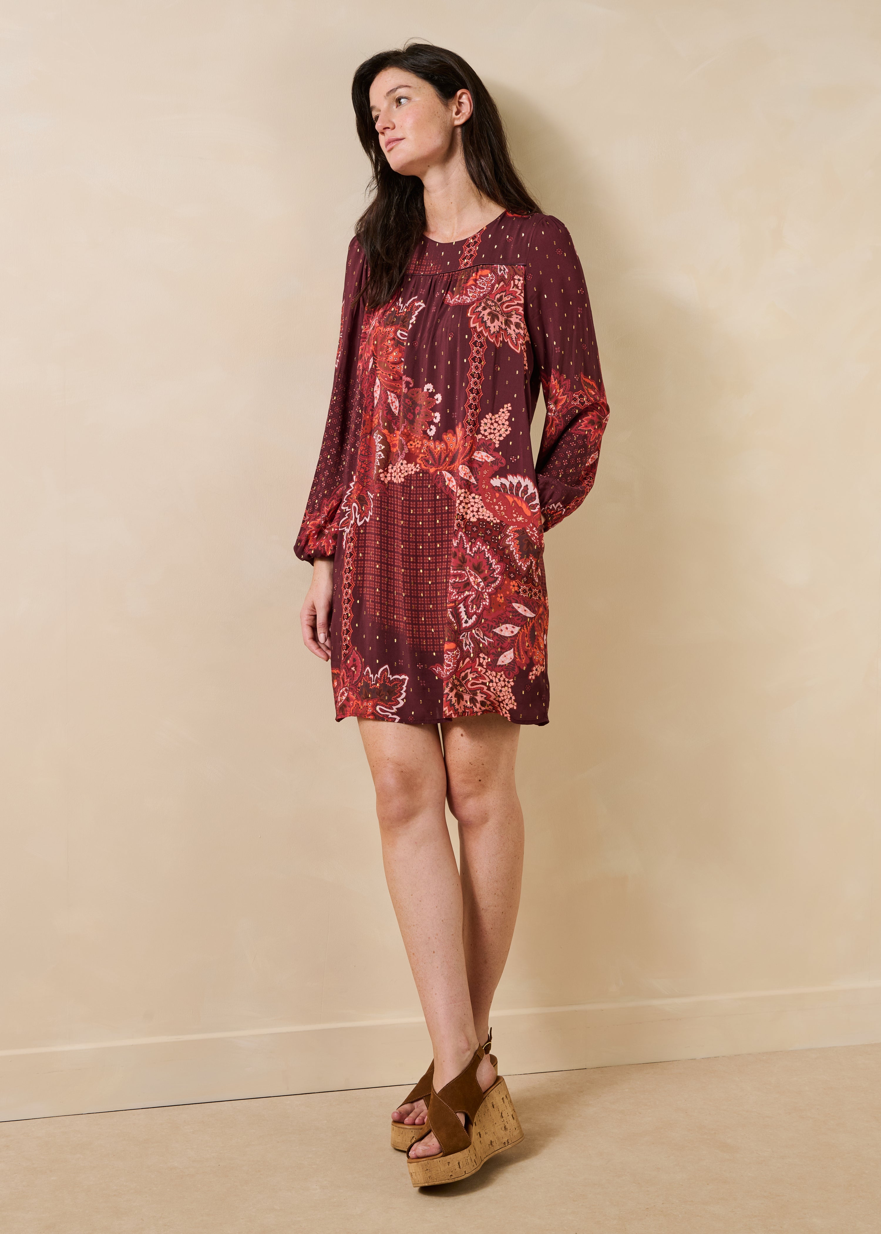 Rode jurk met lange mouwen en ronde hals met print