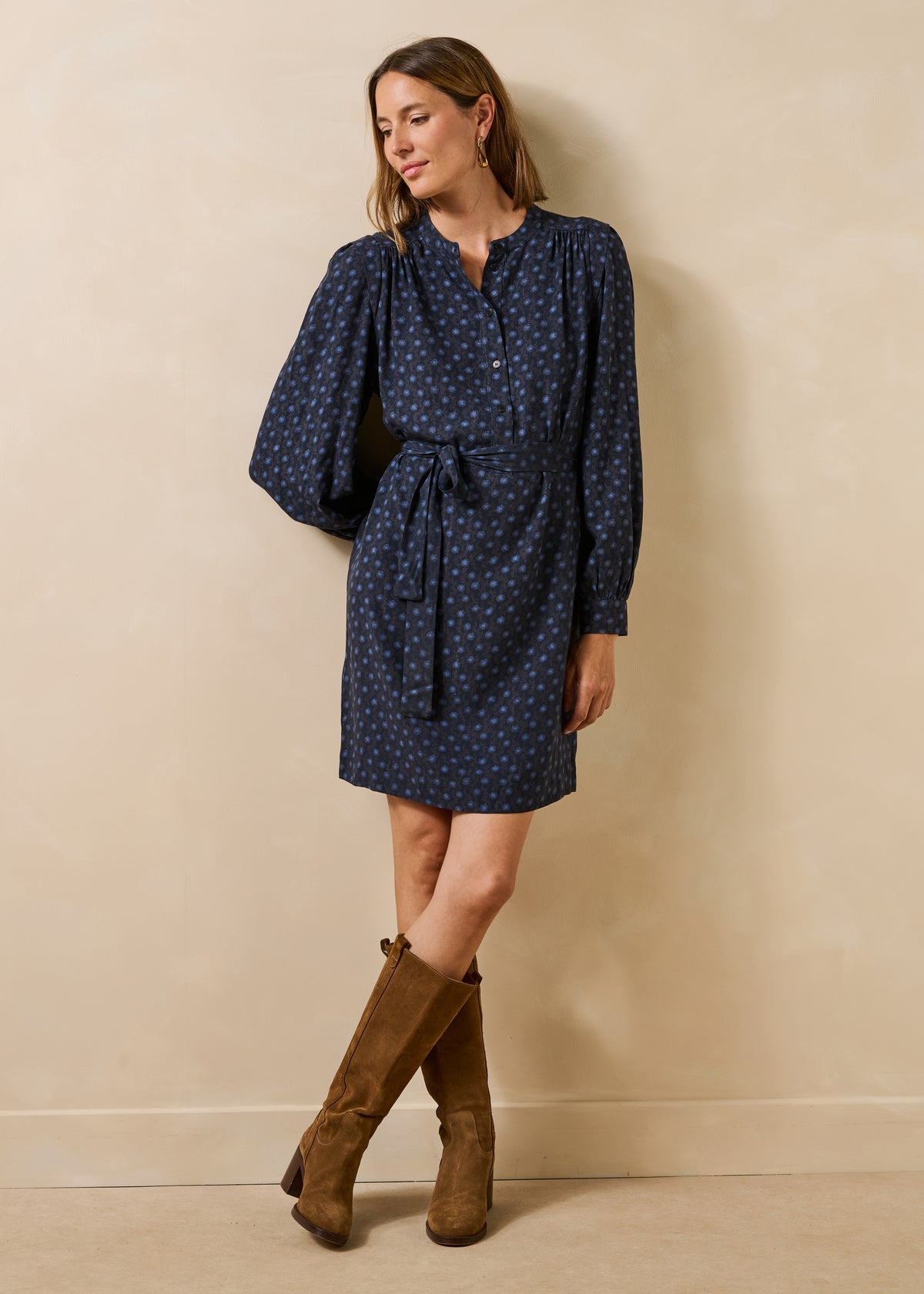 Korte blauwe jurk met lange mouwen en print