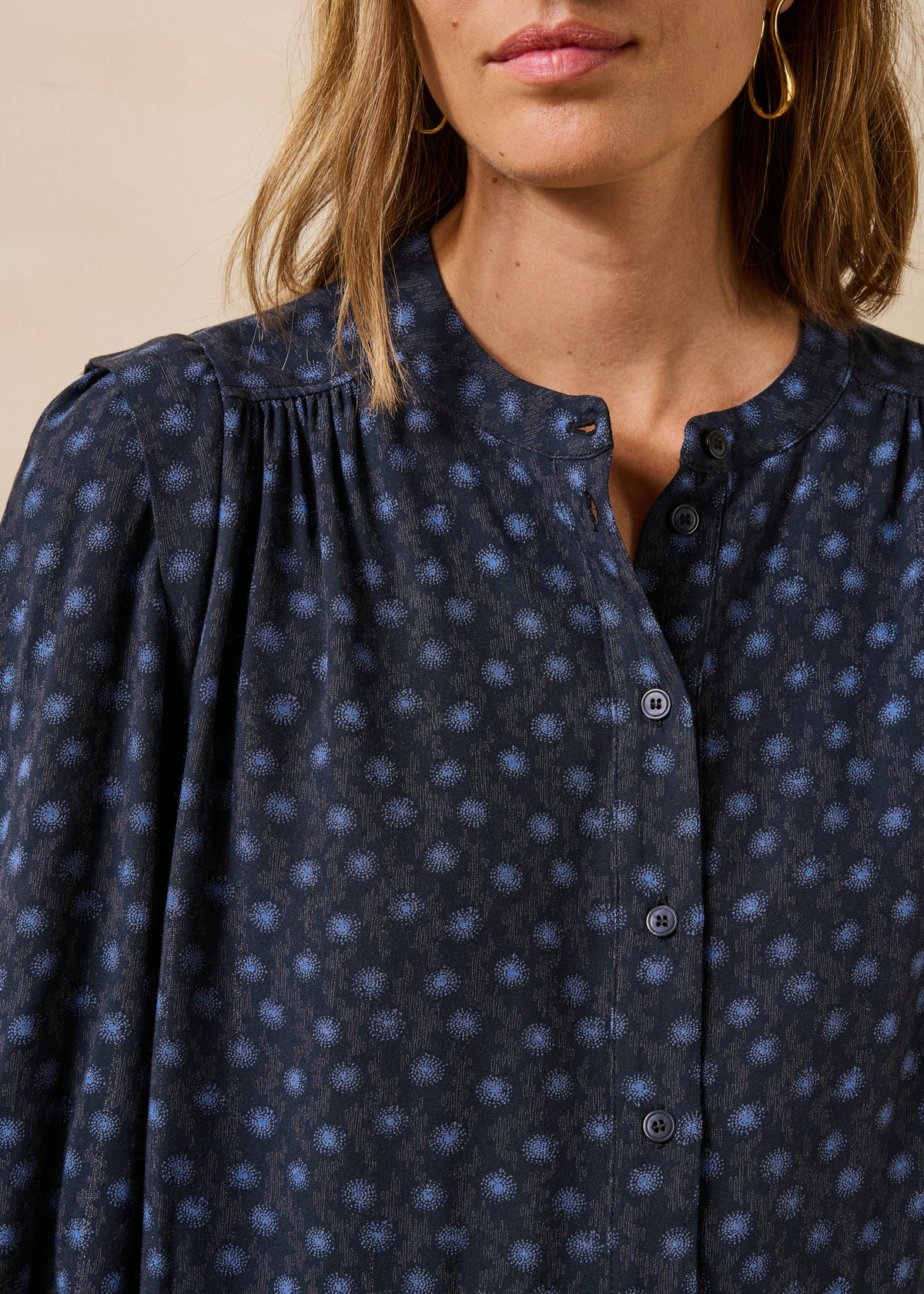 Korte blauwe jurk met lange mouwen en print