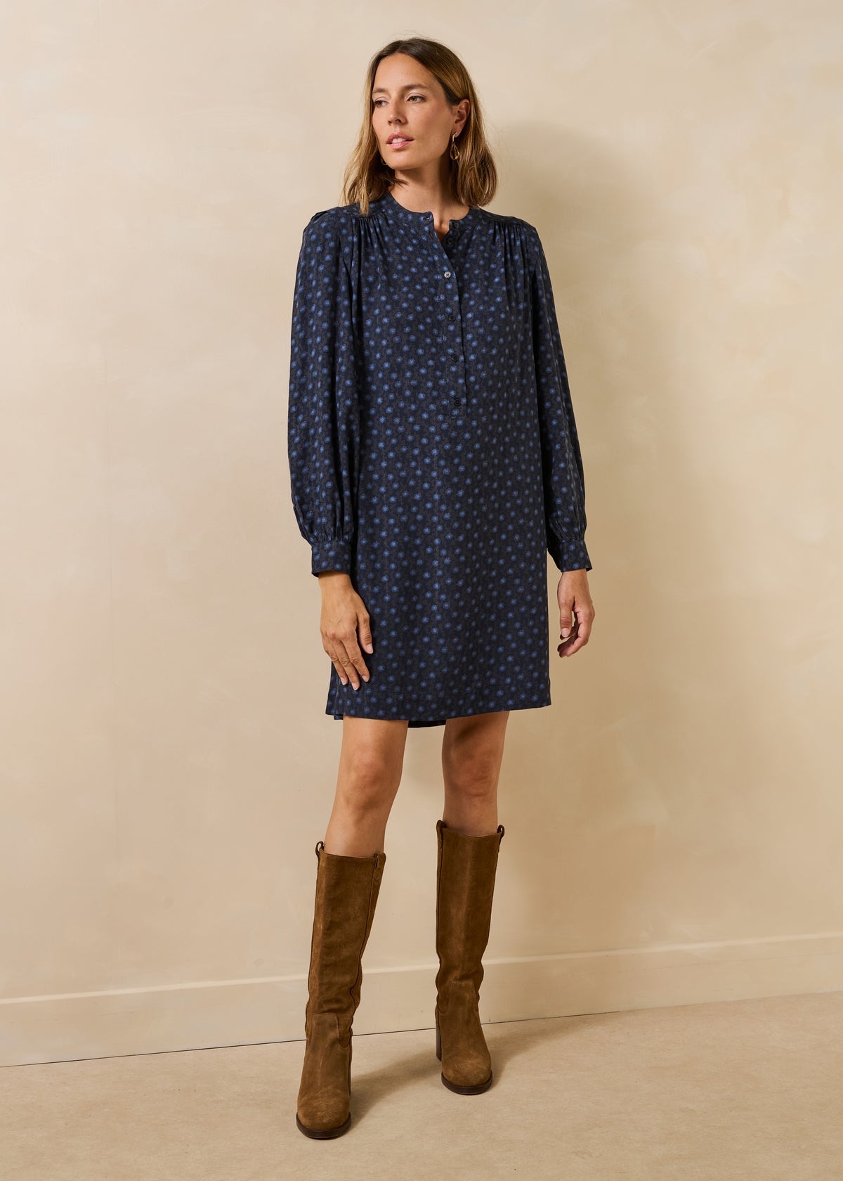 Korte blauwe jurk met lange mouwen en print