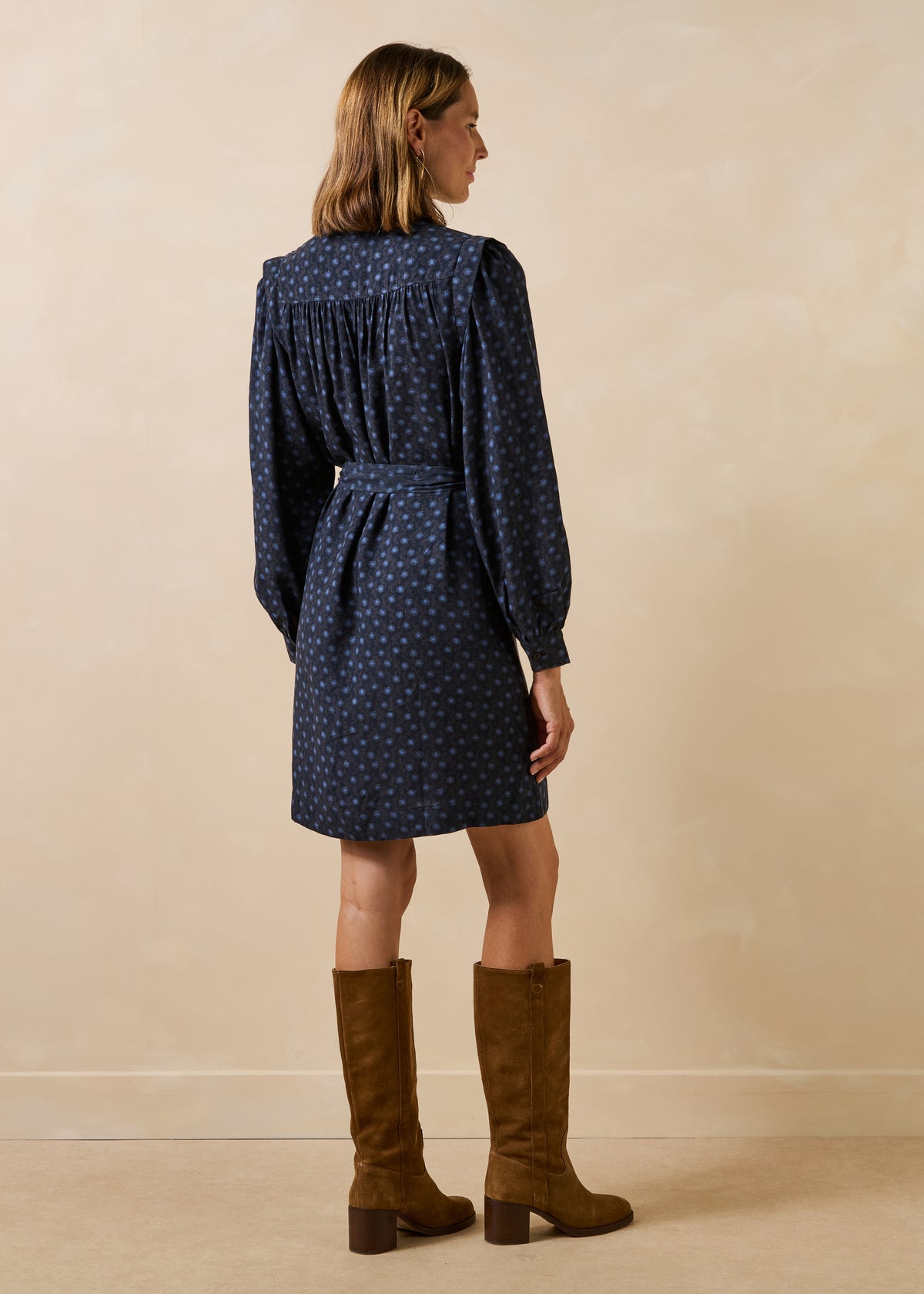 Korte blauwe jurk met lange mouwen en print