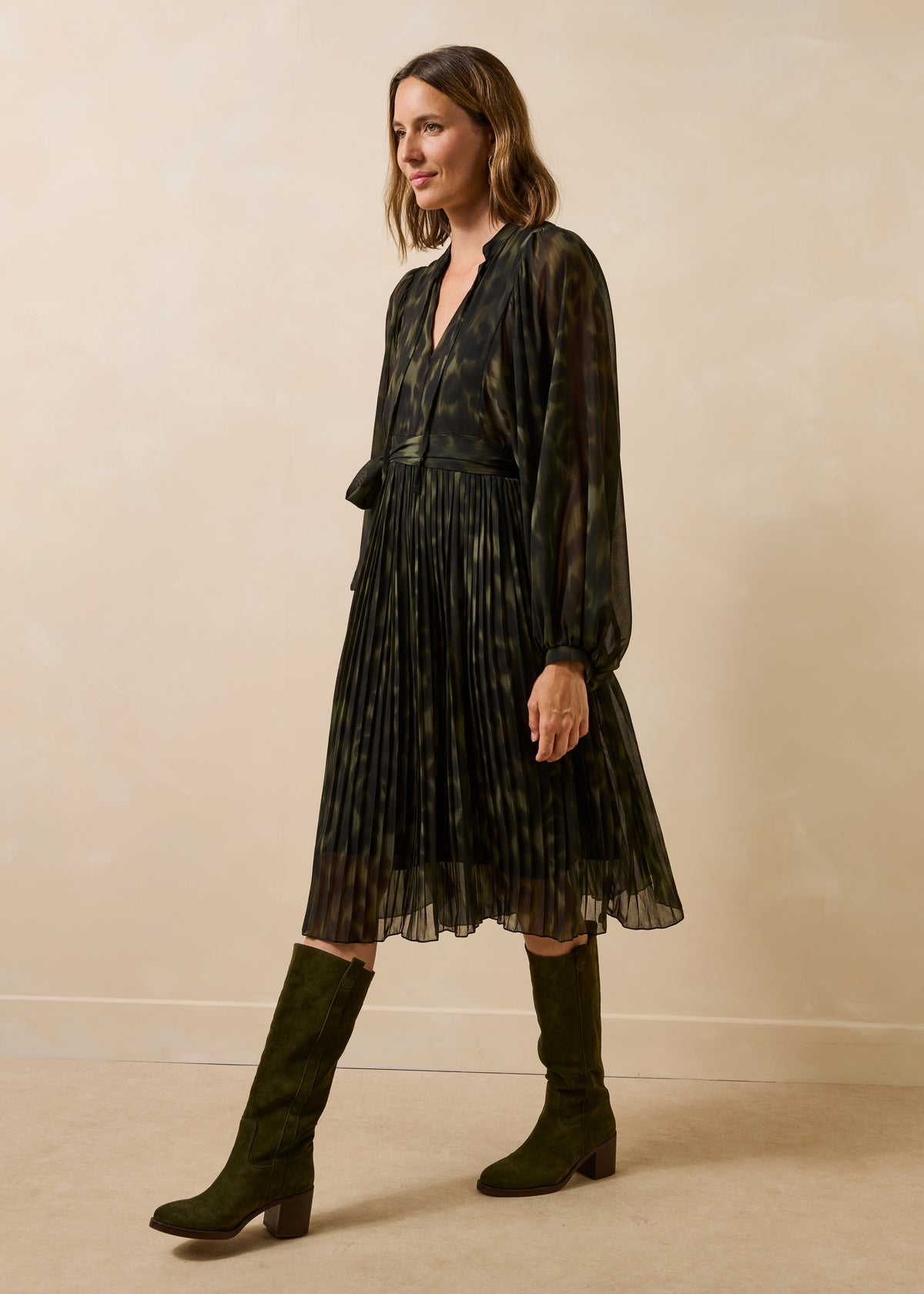 Kaki-Midikleid mit langen Ärmeln und Tie-and-Dye-Muster
