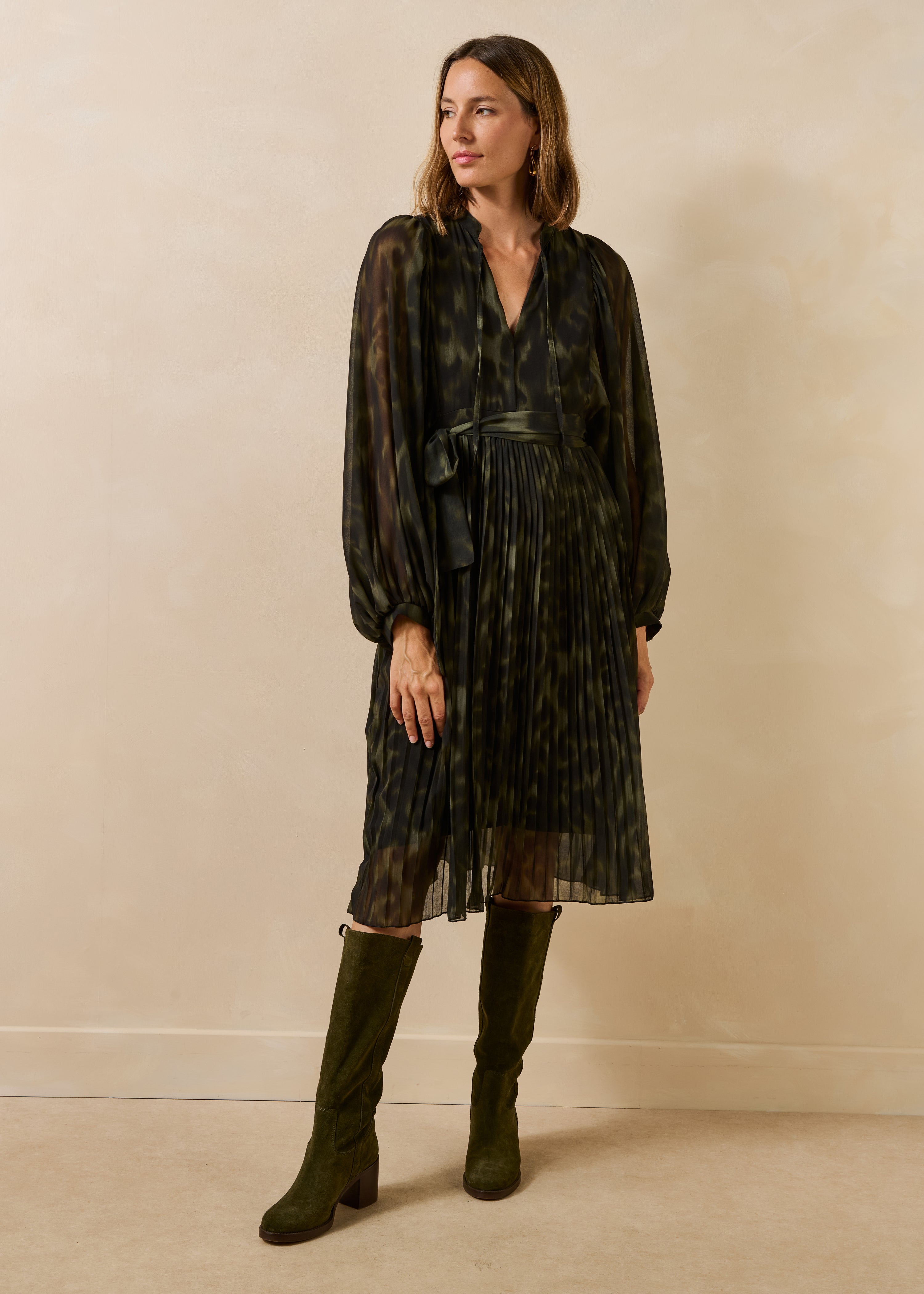 Kaki-Midikleid mit langen Ärmeln und Tie-and-Dye-Muster