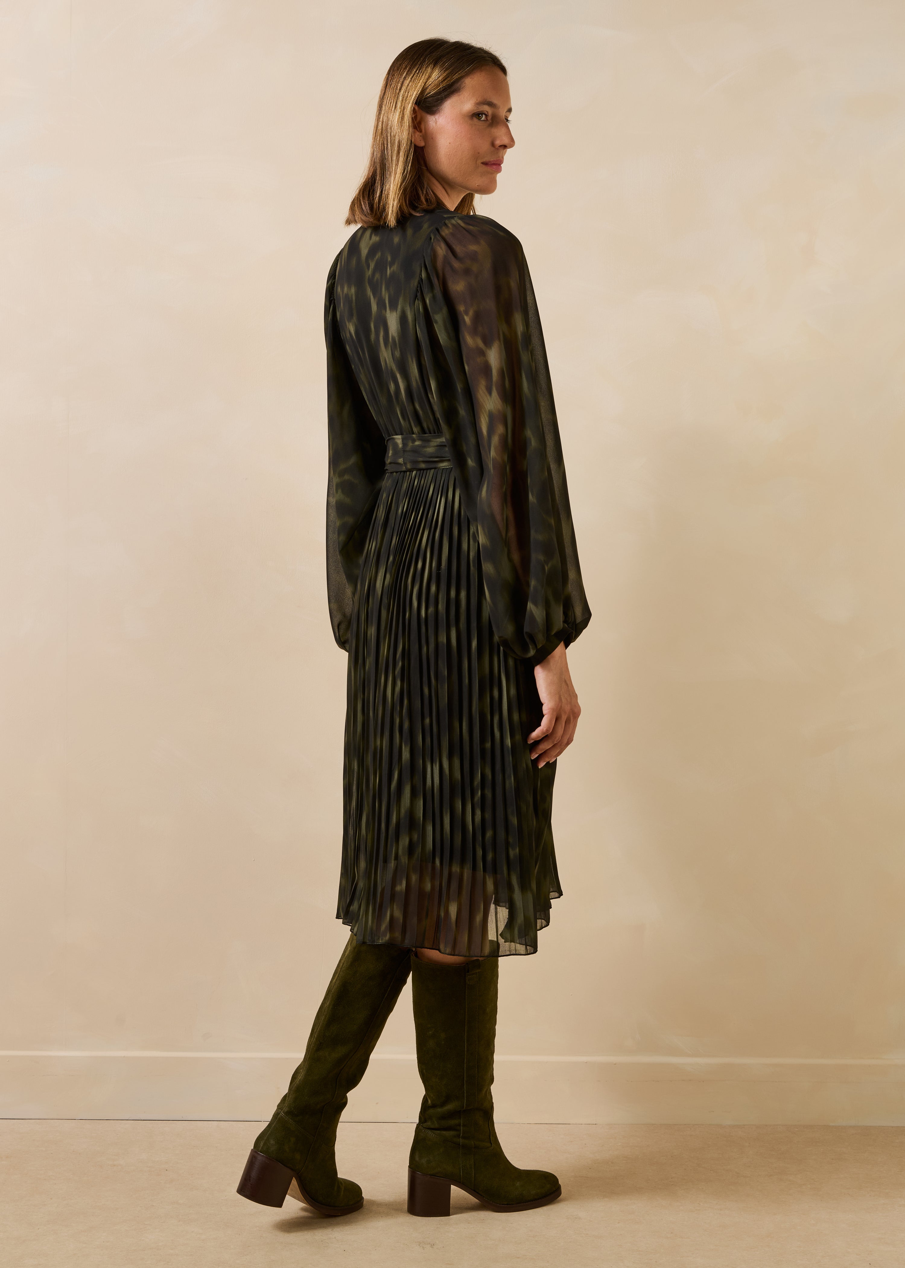 Kaki-Midikleid mit langen Ärmeln und Tie-and-Dye-Muster