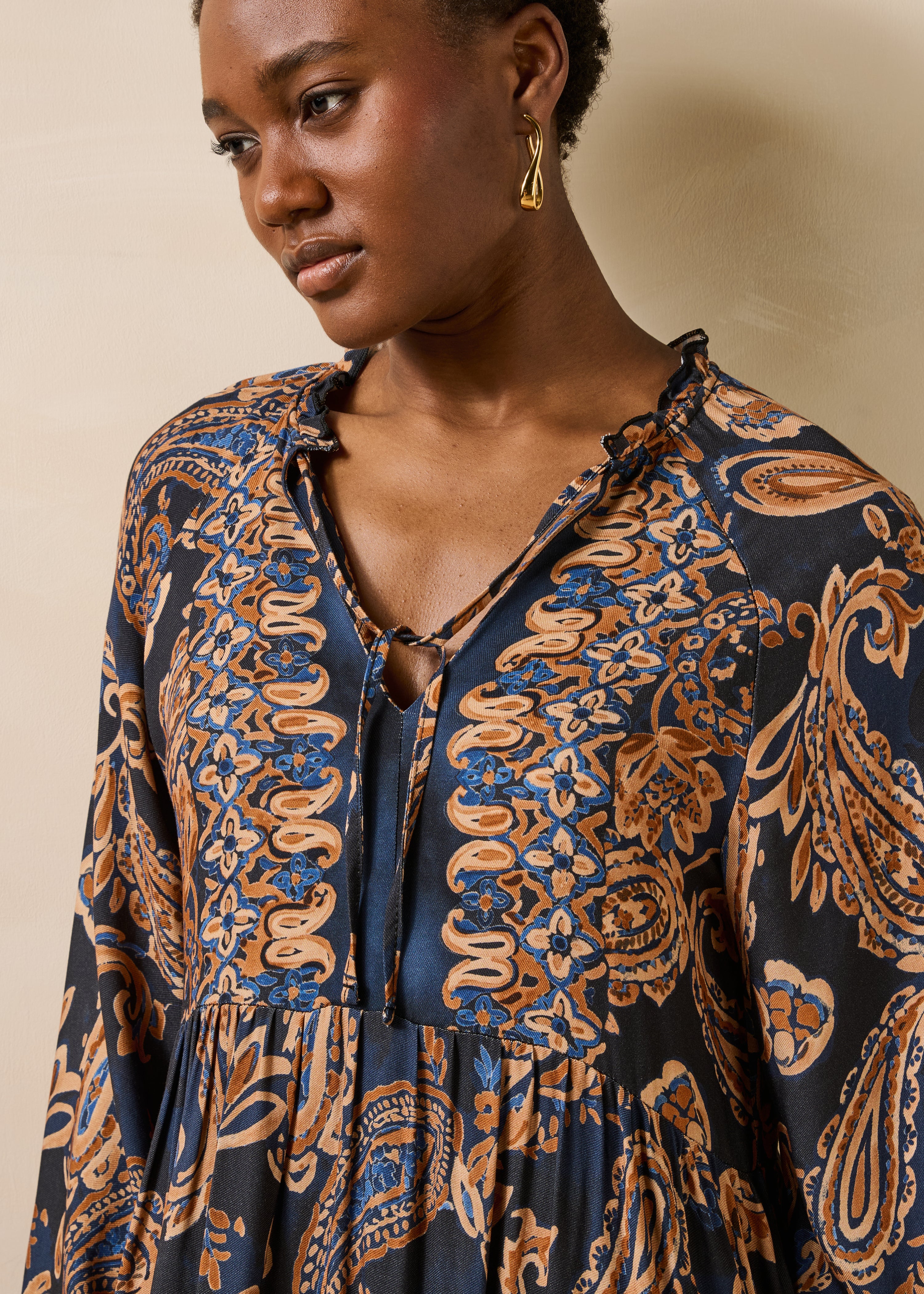 Vestido azul marino estampado, mangas largas, cuello tunecino