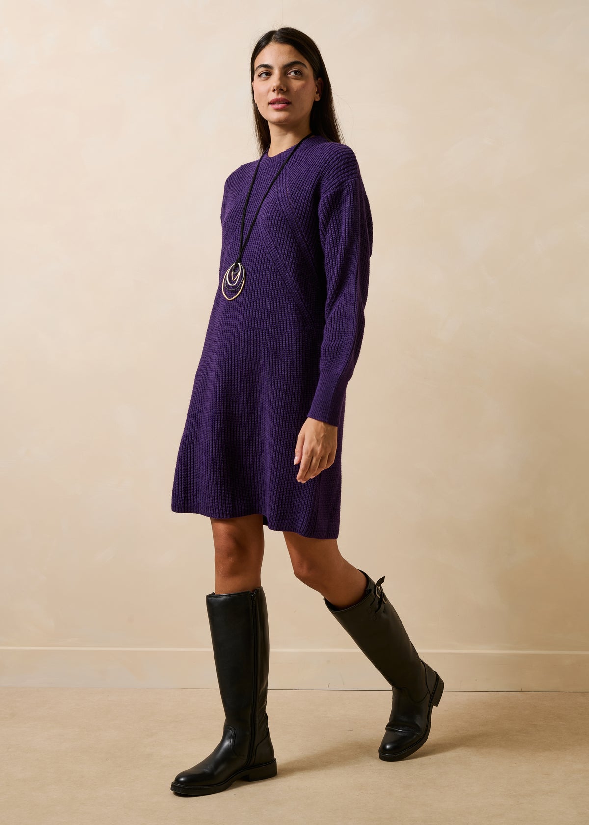 Abito corto prugna in maglia con scollo rotondo