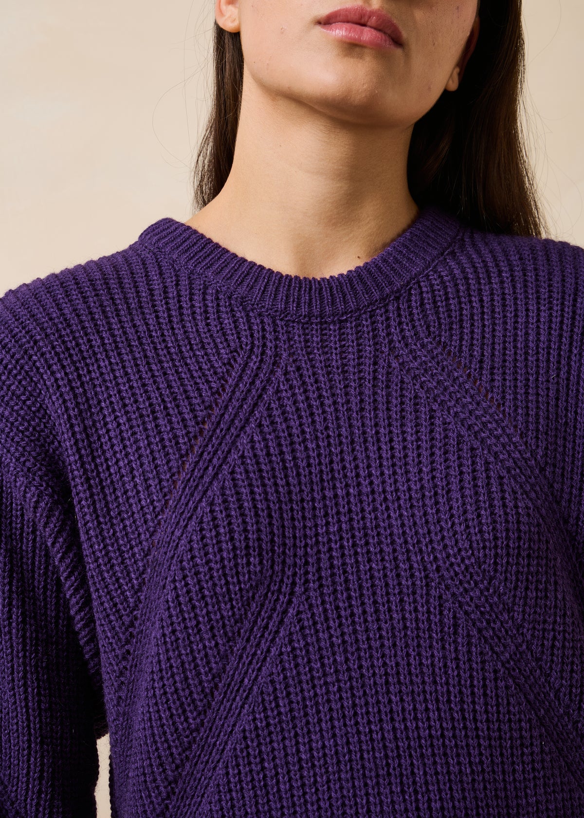 Abito corto prugna in maglia con scollo rotondo