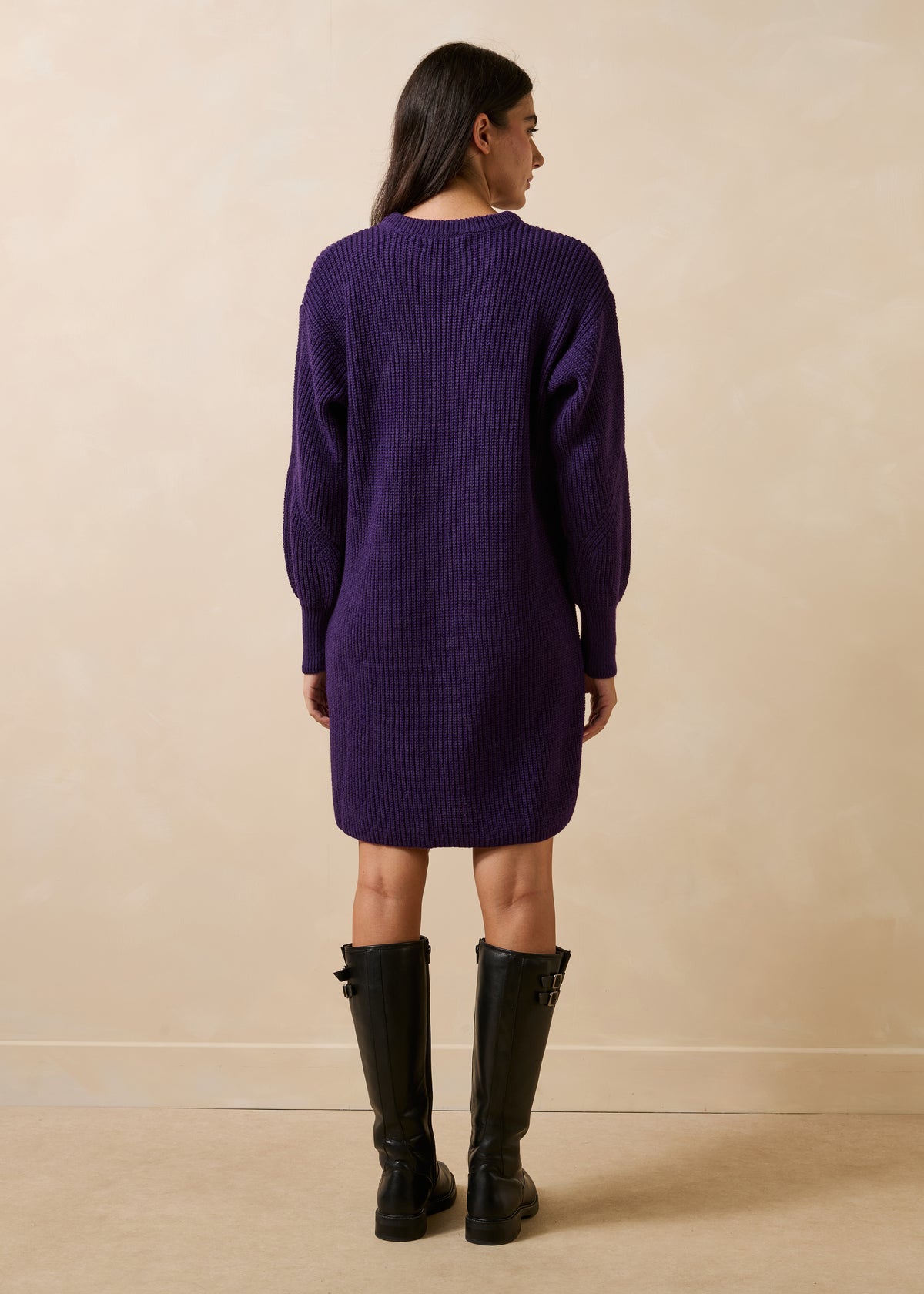 Abito corto prugna in maglia con scollo rotondo