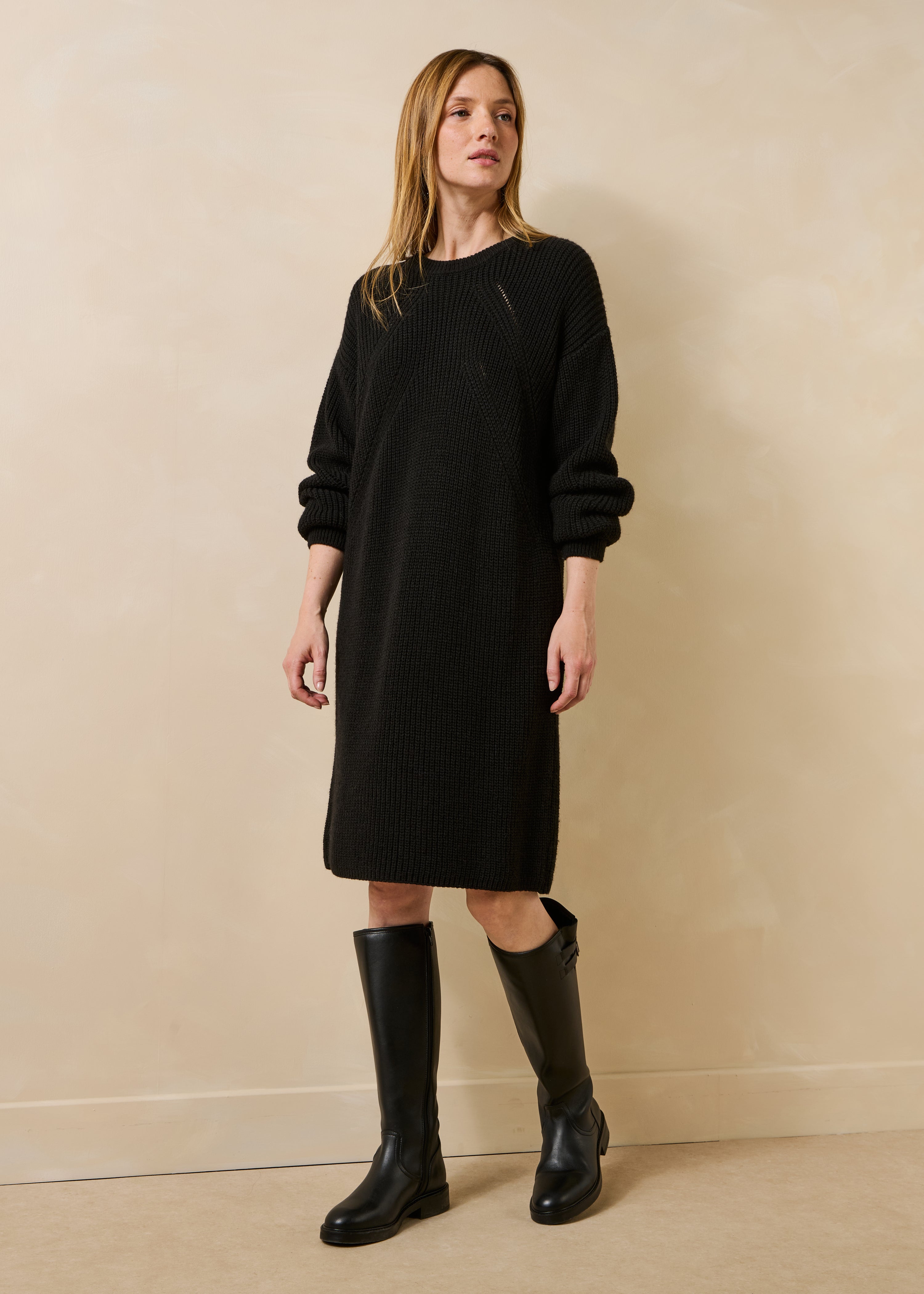 Abito corto nero in maglia con scollo rotondo