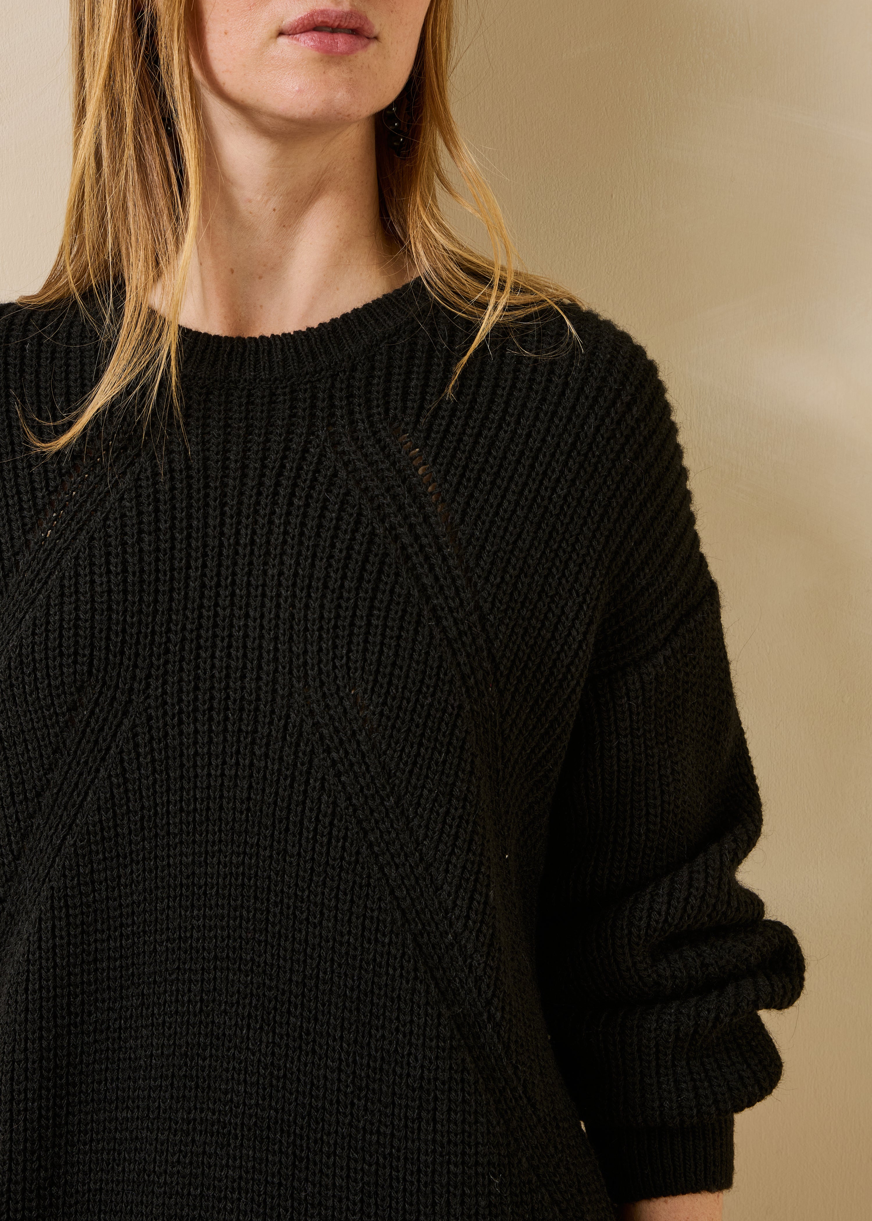Abito corto nero in maglia con scollo rotondo