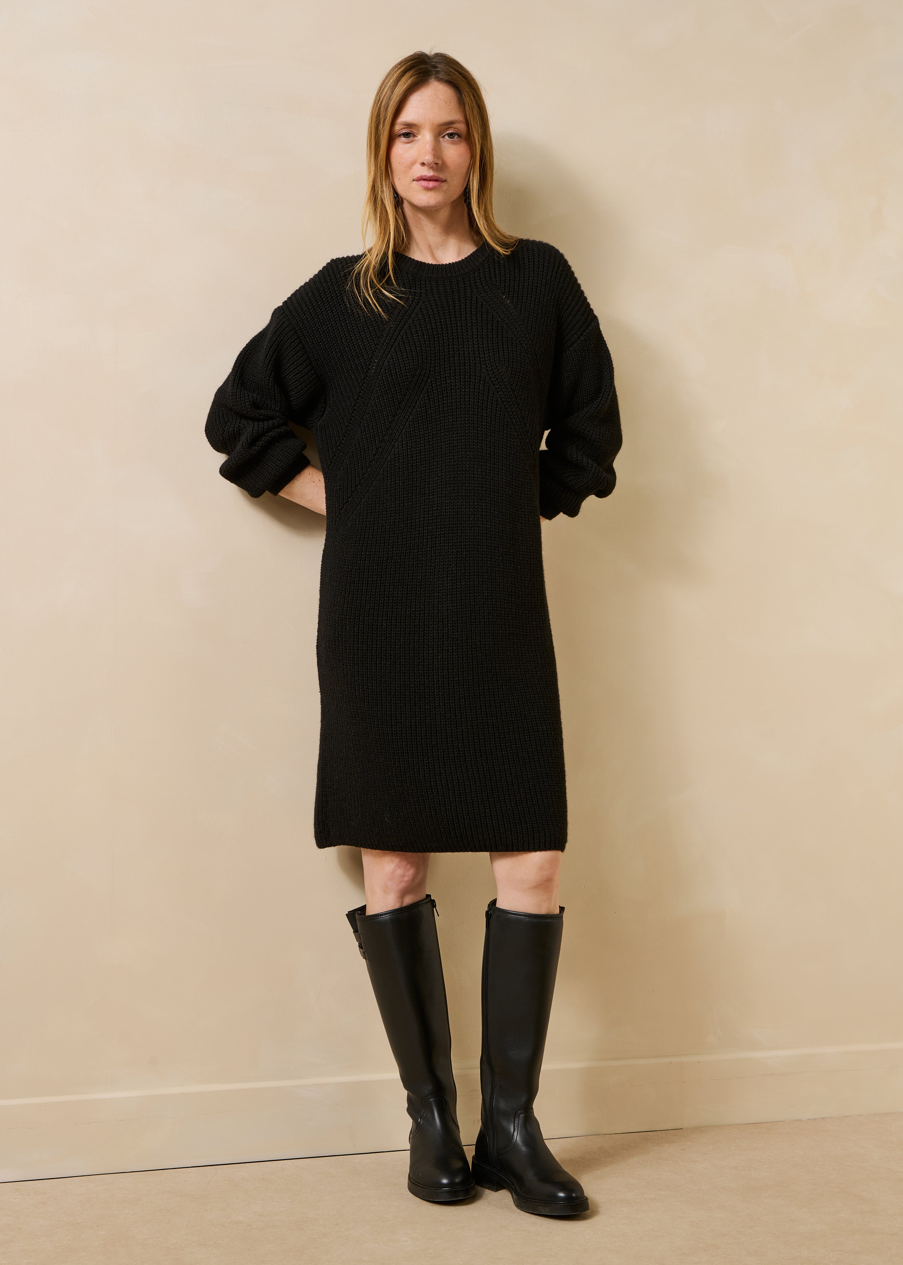 Abito corto nero in maglia con scollo rotondo