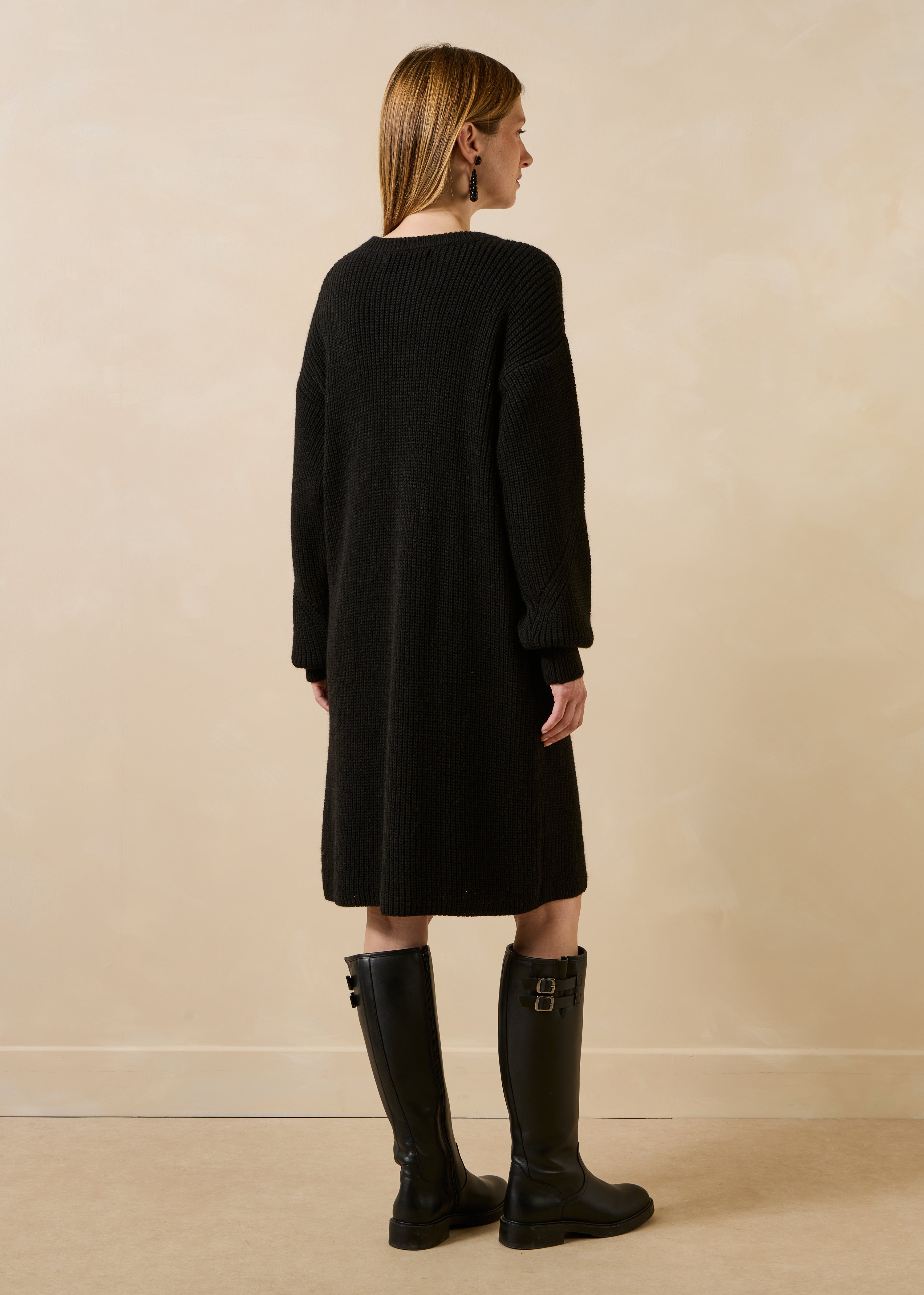 Abito corto nero in maglia con scollo rotondo