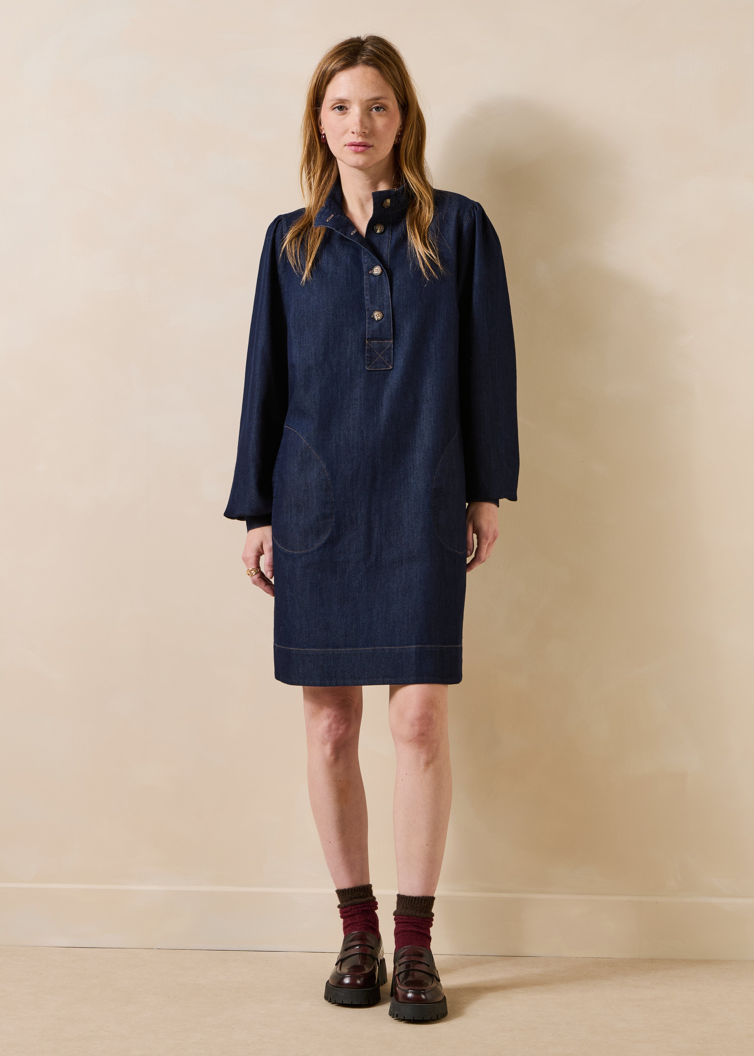 Robe courte en denim brut manches longues col montant