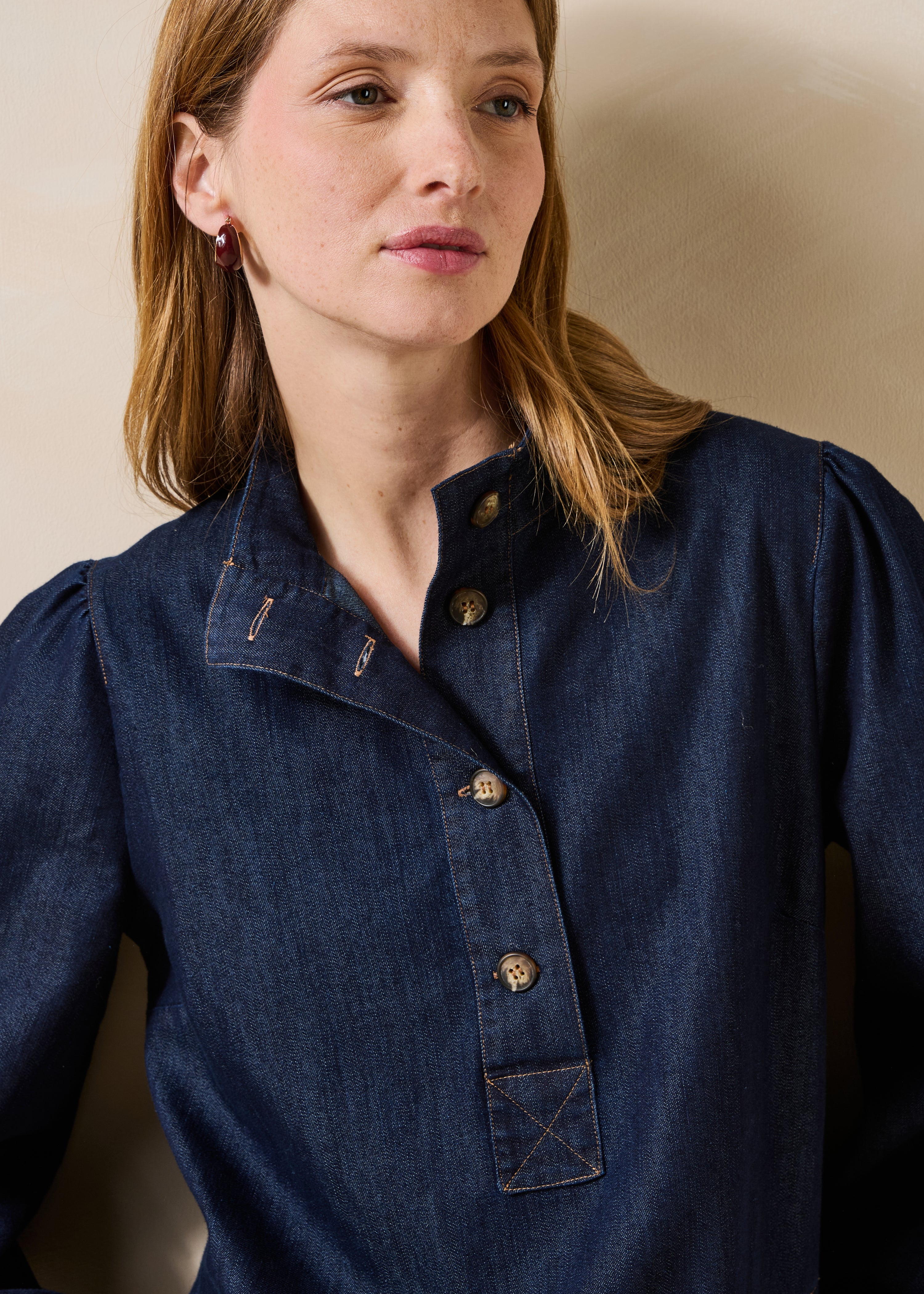 Robe courte en denim brut manches longues col montant