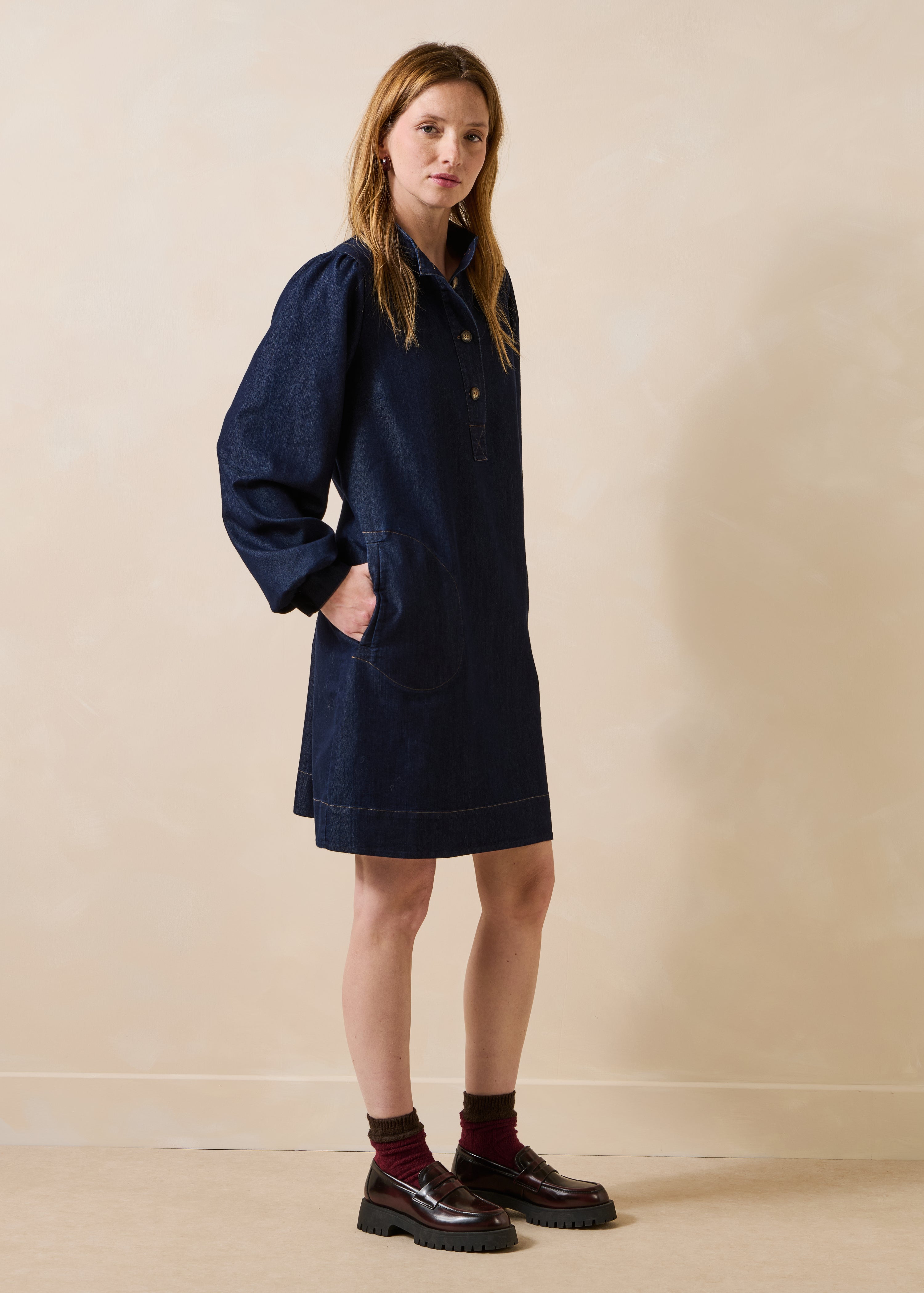 Robe courte en denim brut manches longues col montant