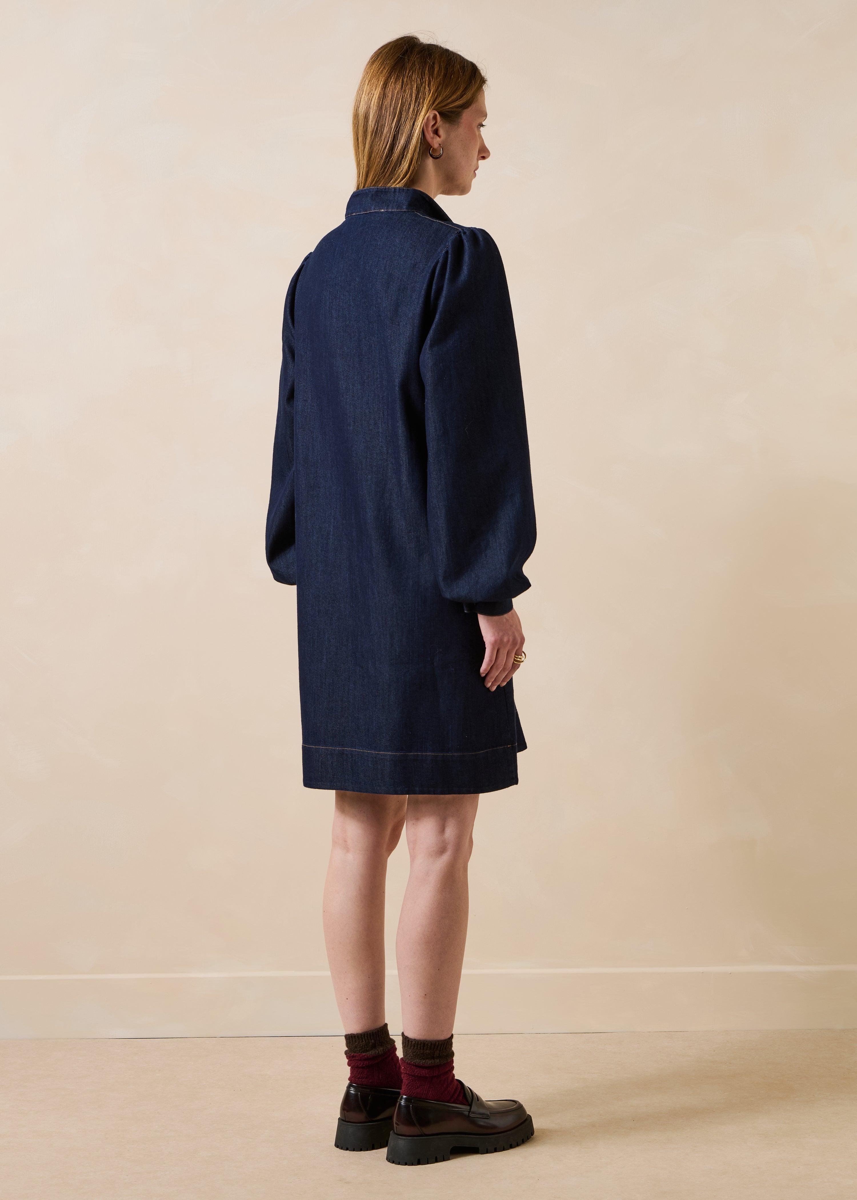 Robe courte en denim brut manches longues col montant