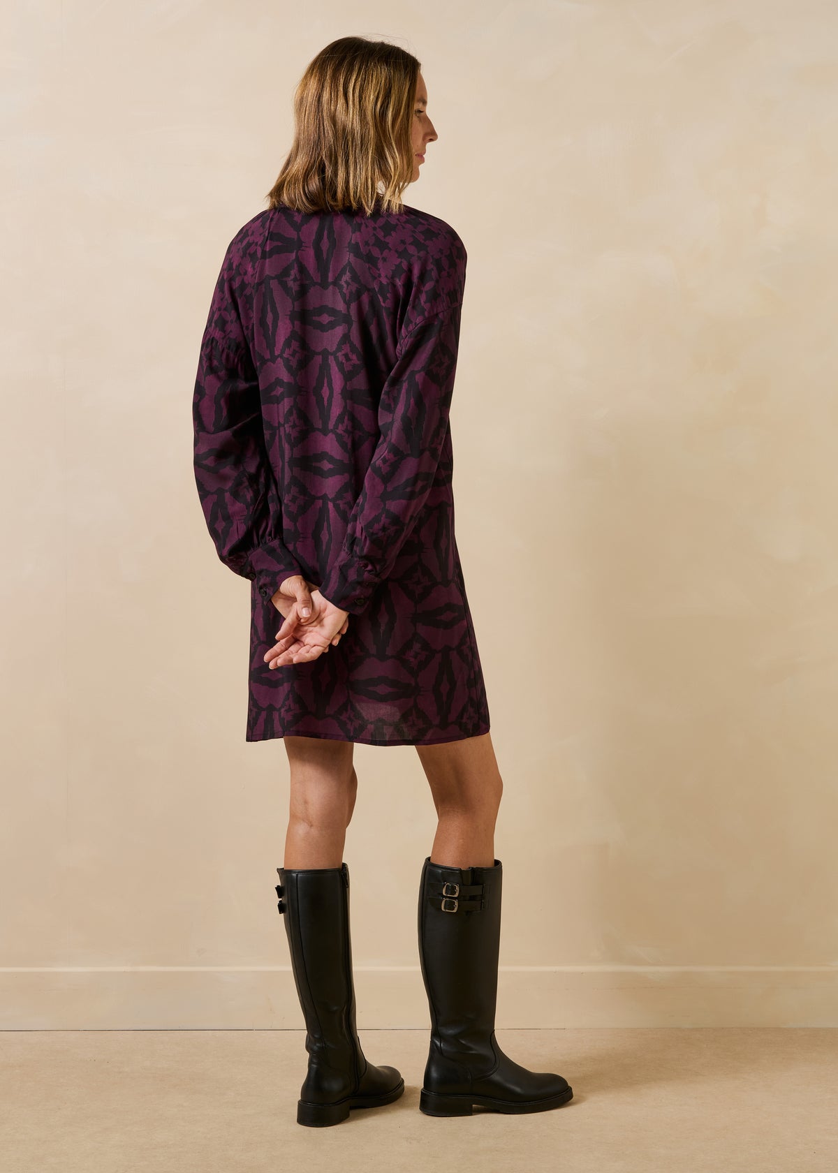 Kurzes Kleid in schwarz und bordeaux mit langen Ärmeln und Print