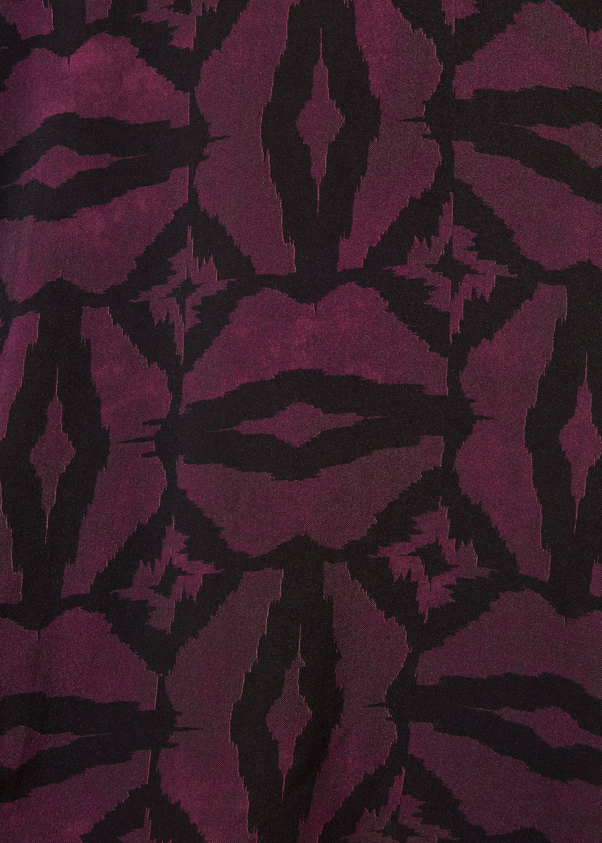 Kurzes Kleid in schwarz und bordeaux mit langen Ärmeln und Print